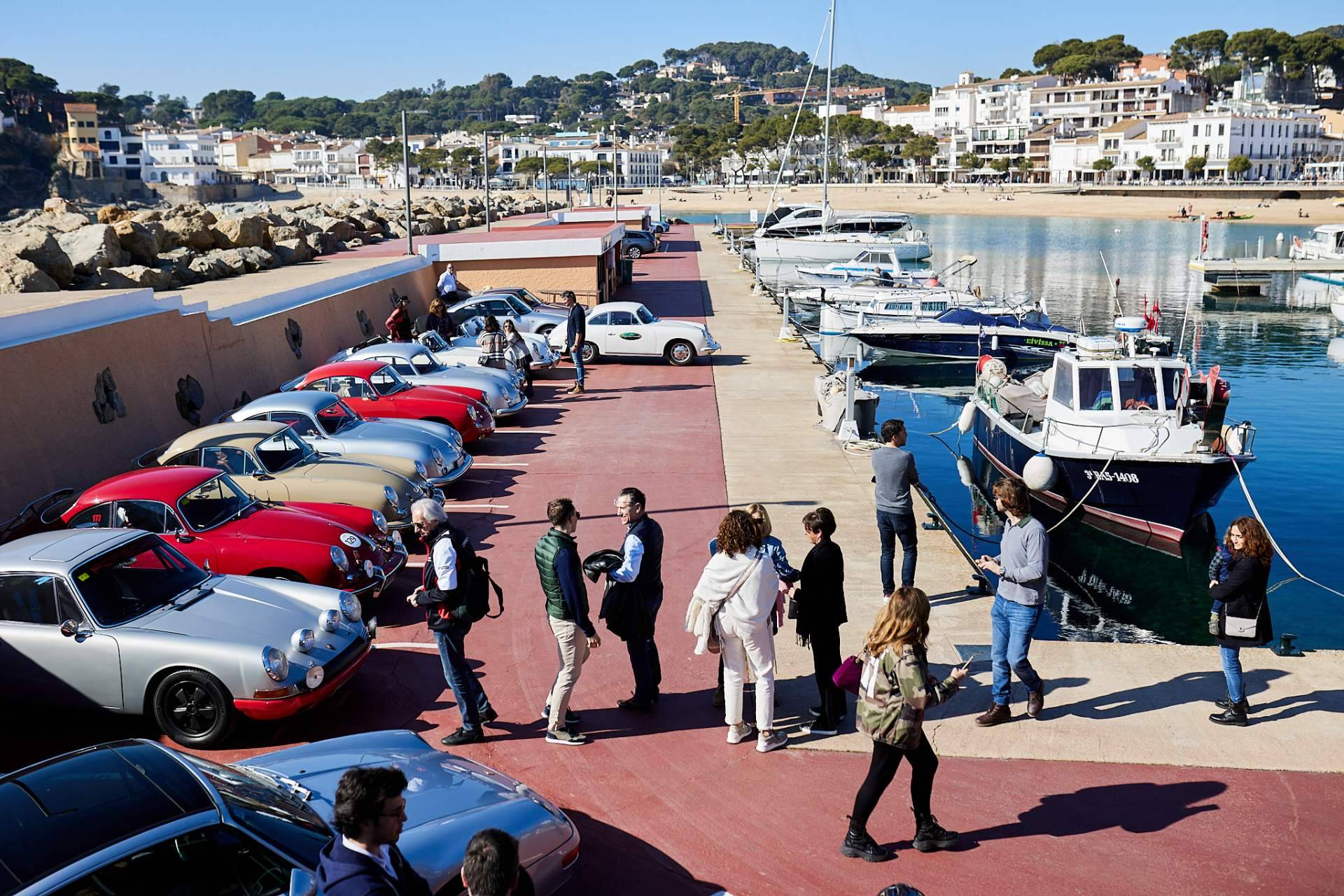 La ruta Porsche Girona reúne a más de 30 coches clásicos