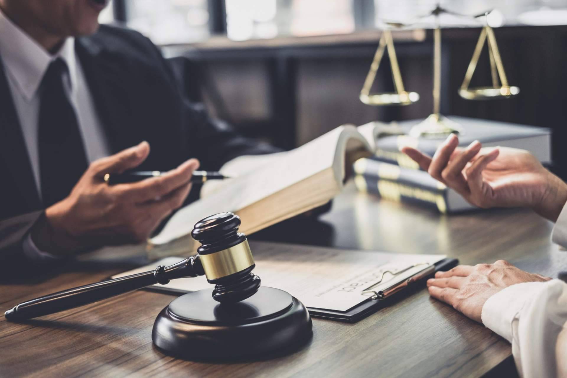 ROBLEDO VARGAS ABOGADOS es un grupo jurídico con amplia trayectoria en la defensa del patrimonio de empresarios, funcionarios públicos y particulares en general en materia de Extinción de Dominio