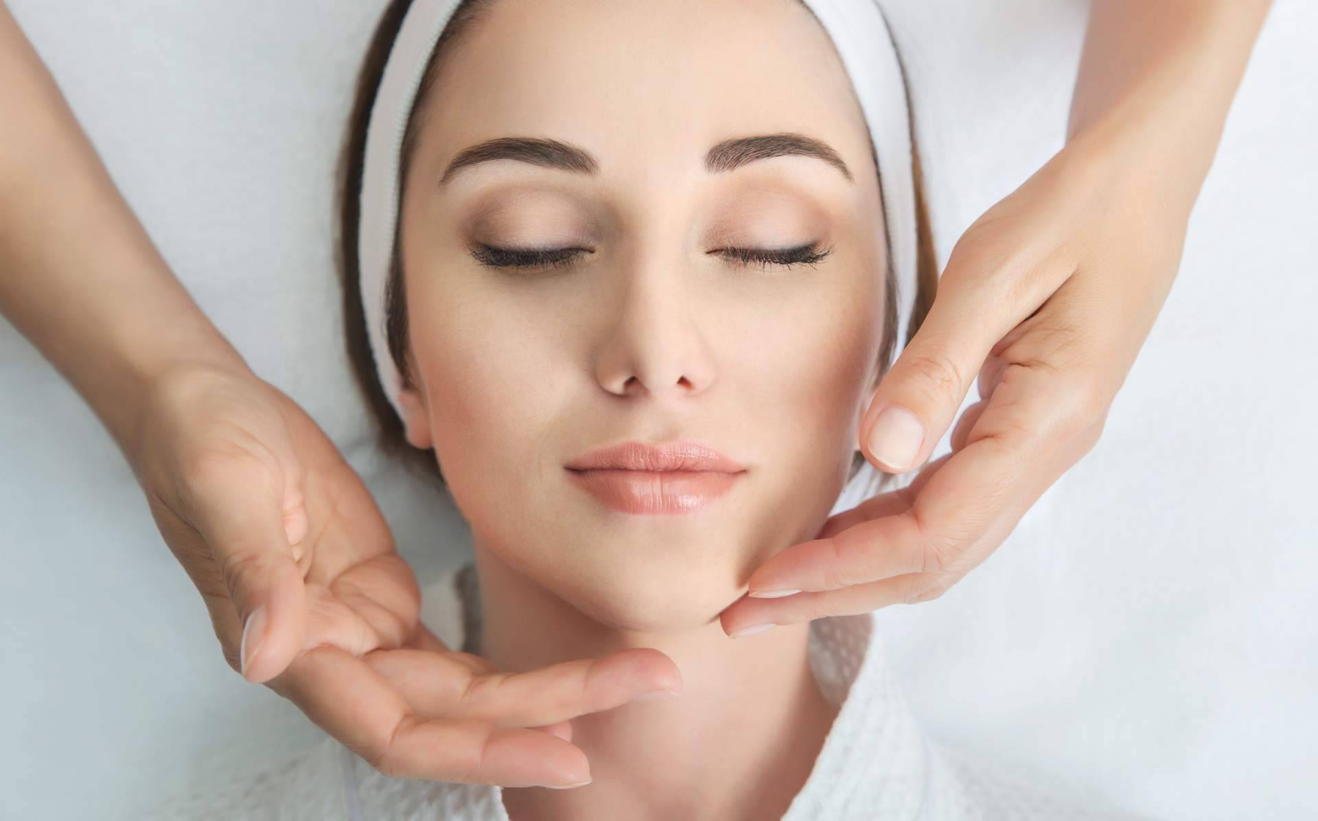 Rejuvenecimiento facial a través del tratamiento Hollywood Peel que ofrece Crina Rus Beauty Center