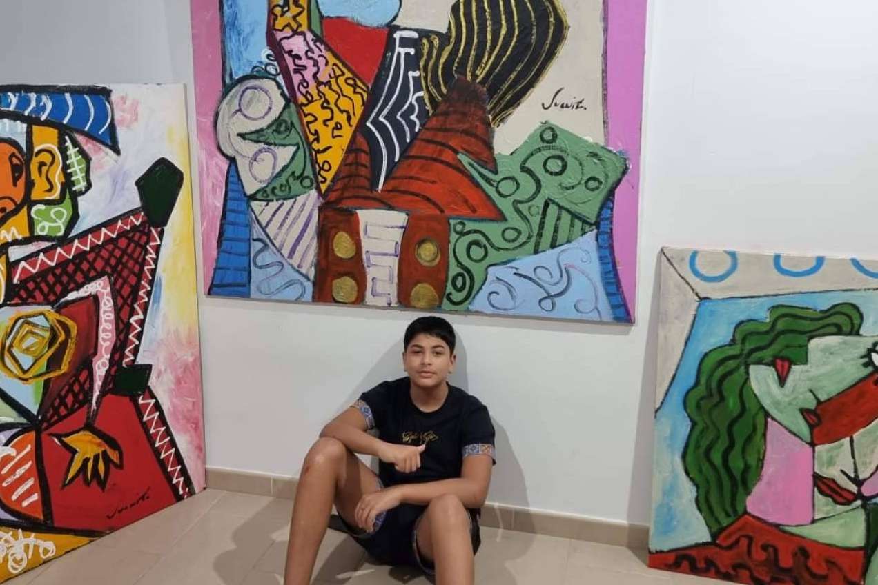 Juanito Arte, un joven artista de 13 años apasionado de la pintura abstracta