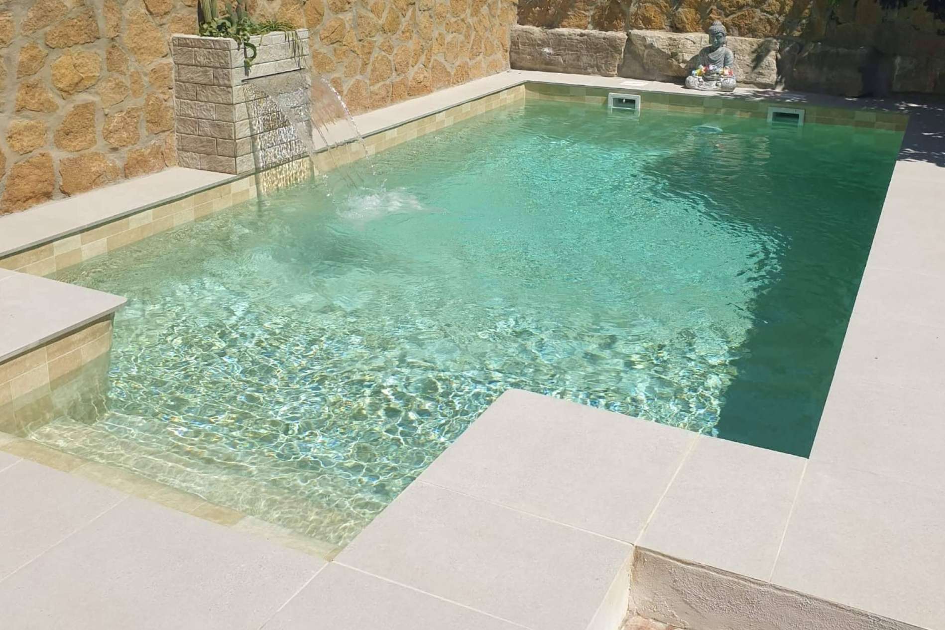 Esencial Pool ofrece piscinas modernas