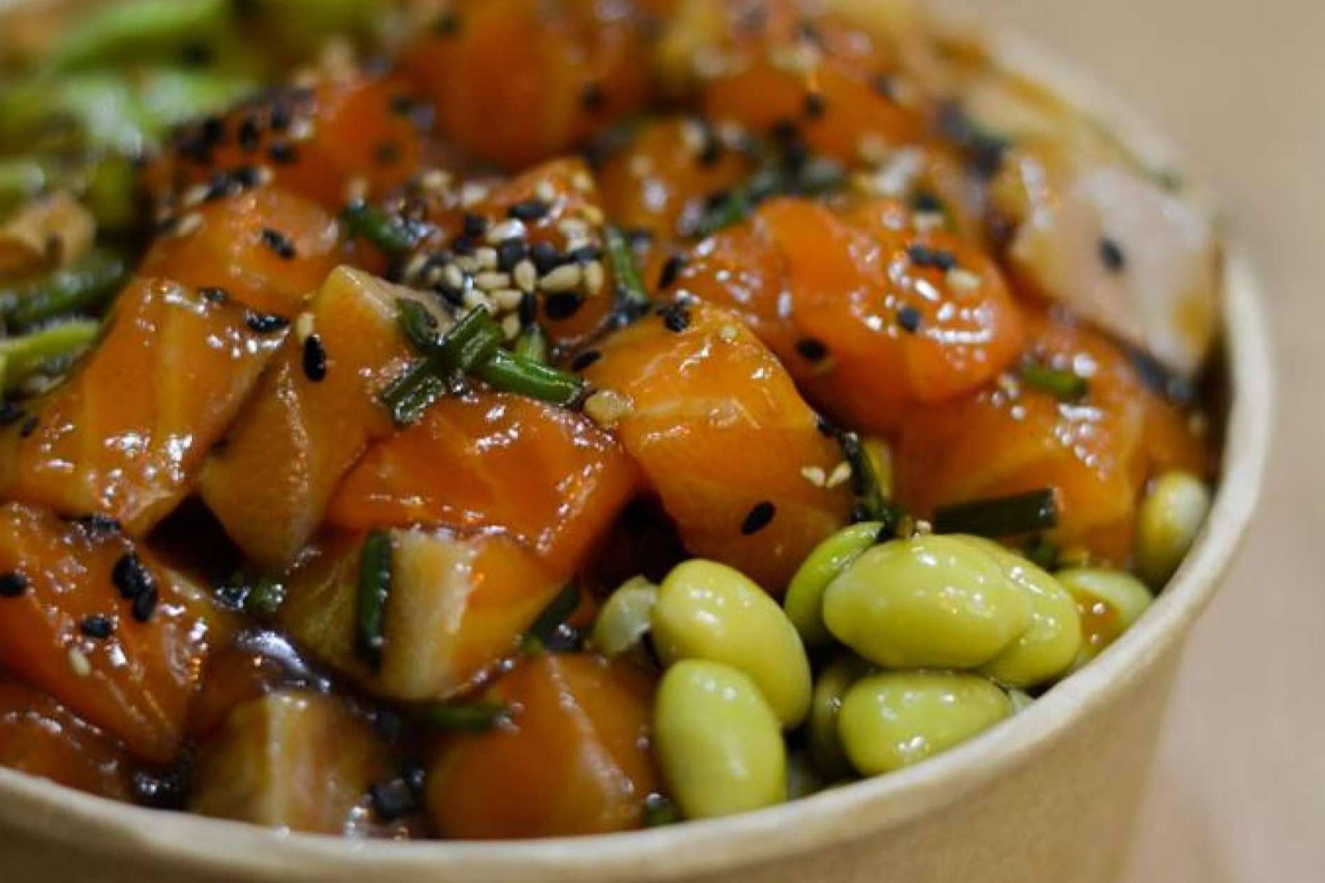 La variedad de sabores gastronómicos del restaurante Poké Friendly en Madrid, concienciado con el medioambiente