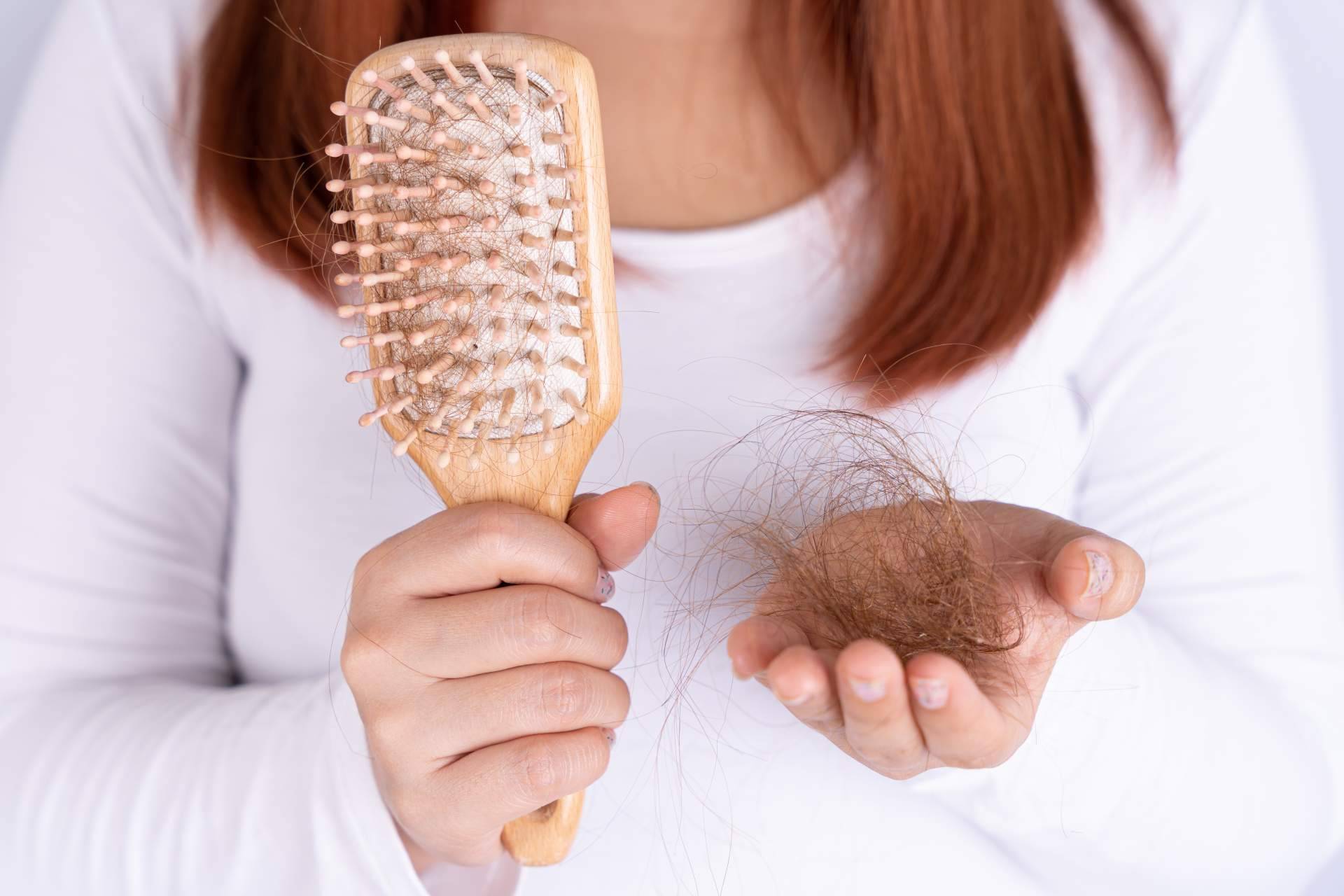 ¿Por qué se cae más el cabello en primavera y cómo tratarlo?