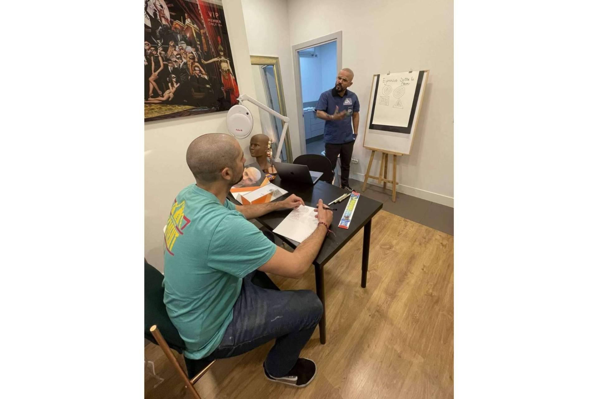 Aldemar Campos brinda diversos cursos sobre micropigmentación capilar