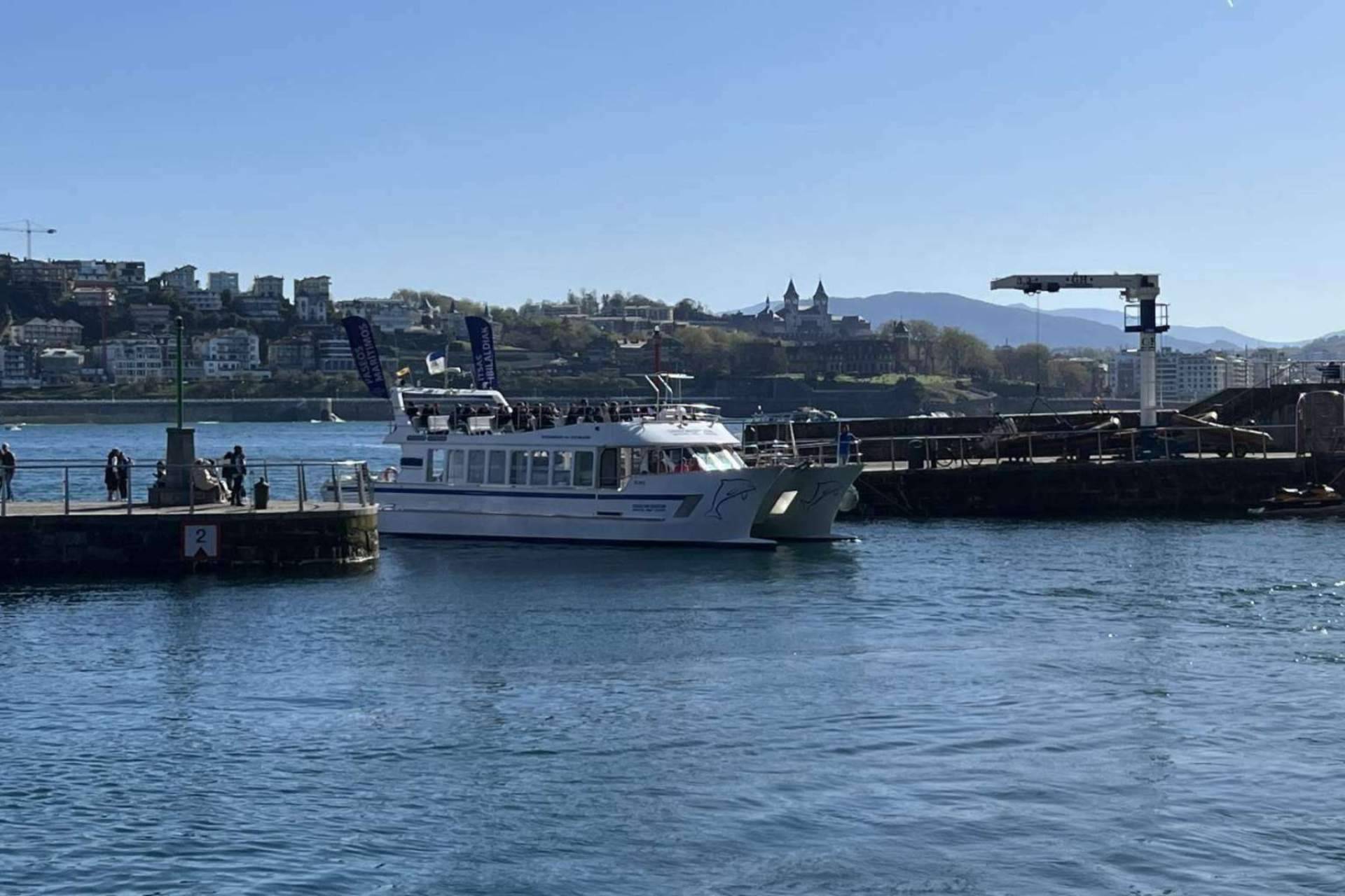 Recorrer la costa de San Sebastián en el catamarán Ciudad de San Sebastián