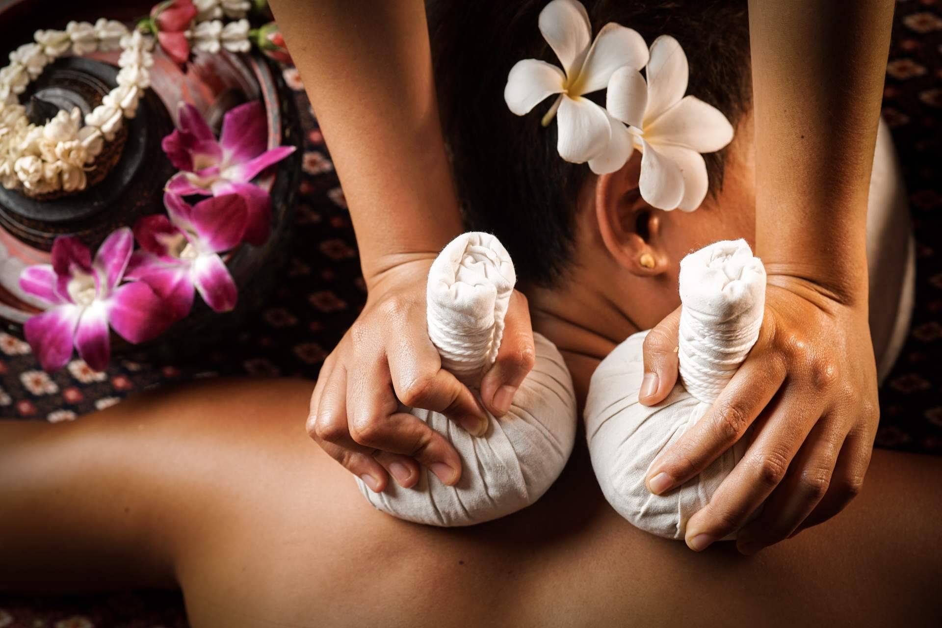 Disfrutar de un masaje tailandés en Crina Rus Beauty Center