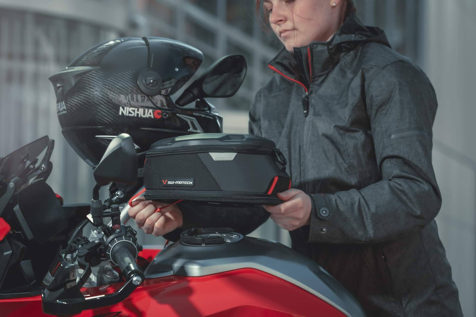 SW-MOTECH ofrece productos que permiten llevar equipaje en una moto de manera funcional y segura