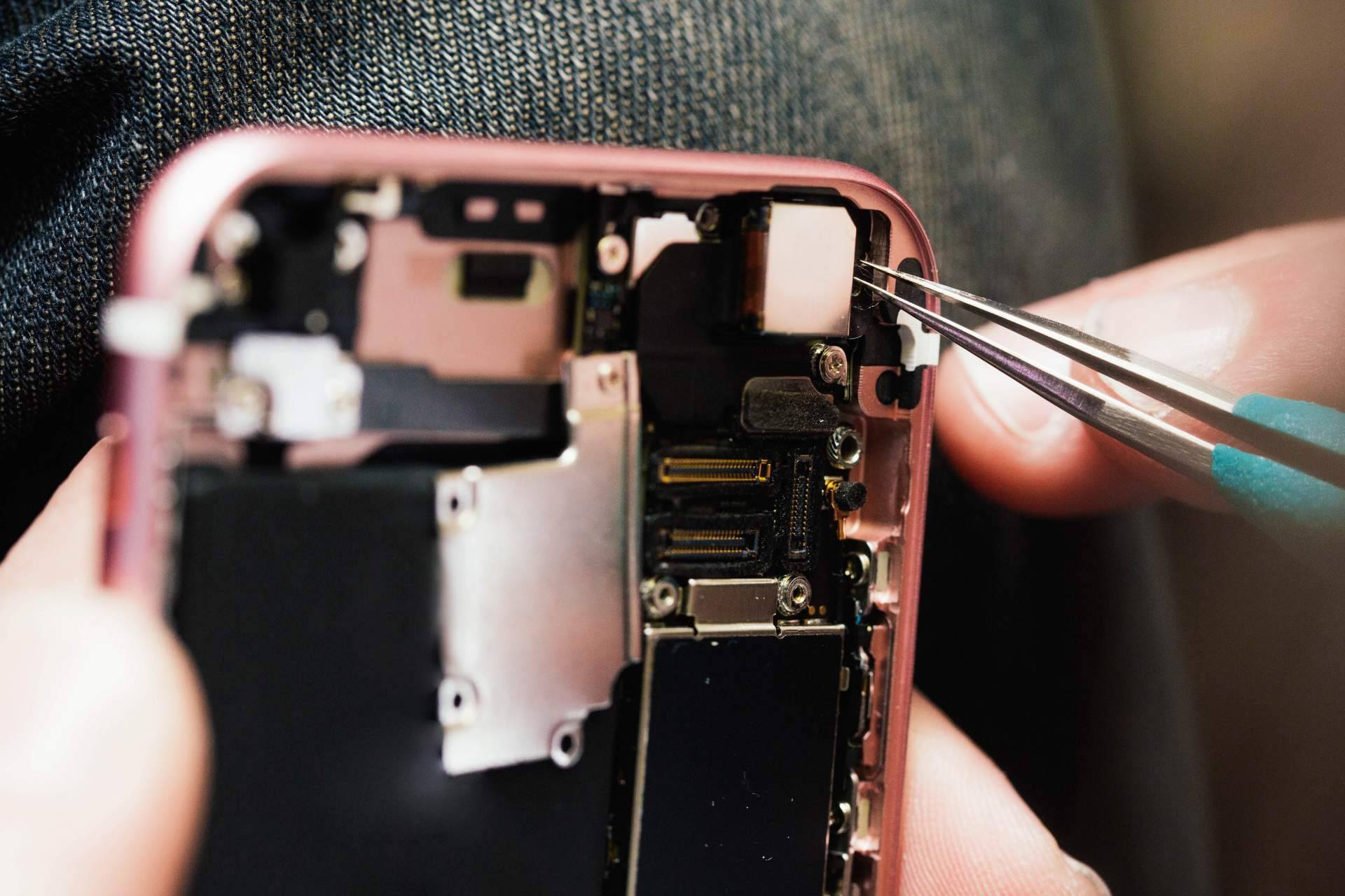 Mundo del Móvil lleva a cabo la reparación de placa base de iPhone mojado