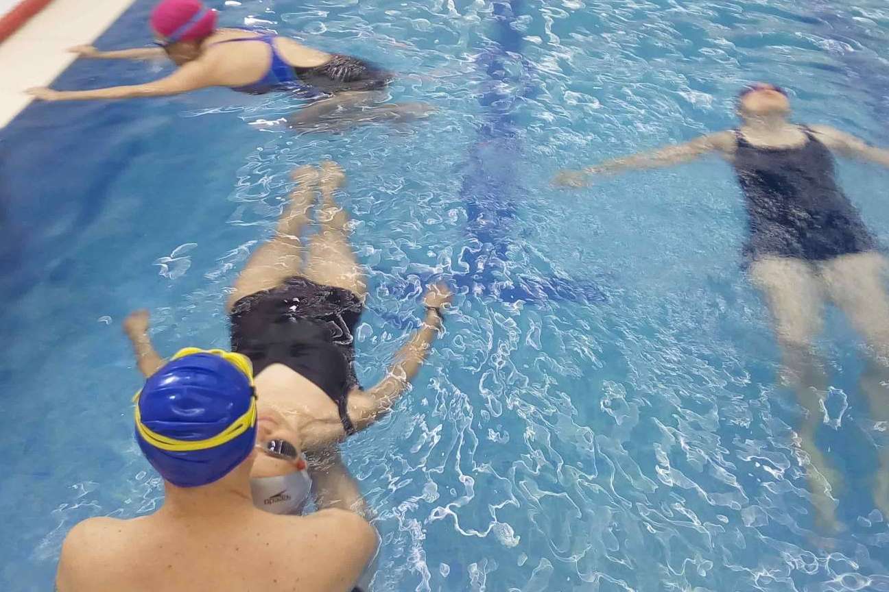 Ayudar a aquellas personas que saben nadar pero tienen miedo a hacerlo en zona profunda porque no saben flotar de pie, por Nadar Sin Miedo