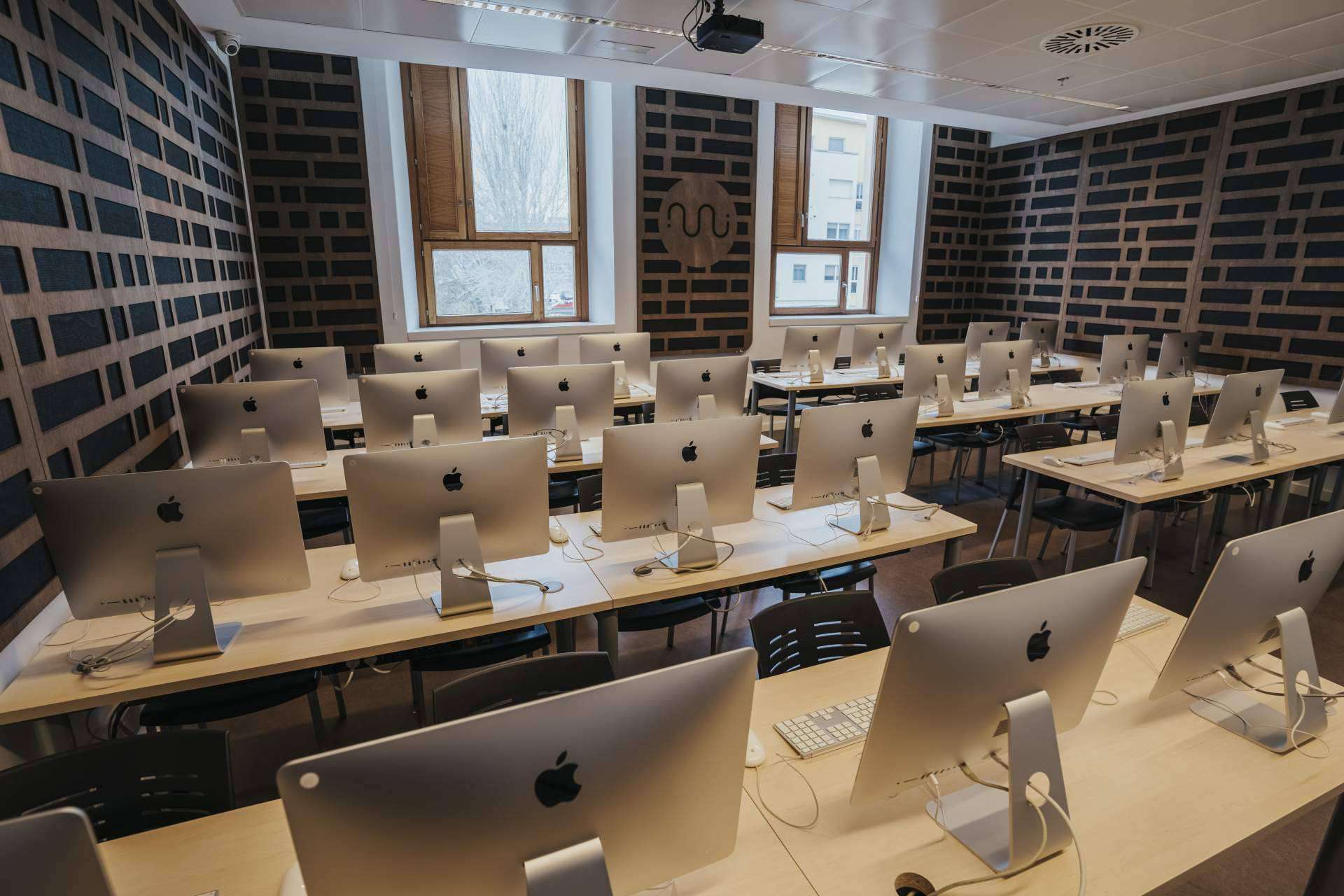 Especializarse en producción musical con profesores expertos e instalaciones únicas en Eumes