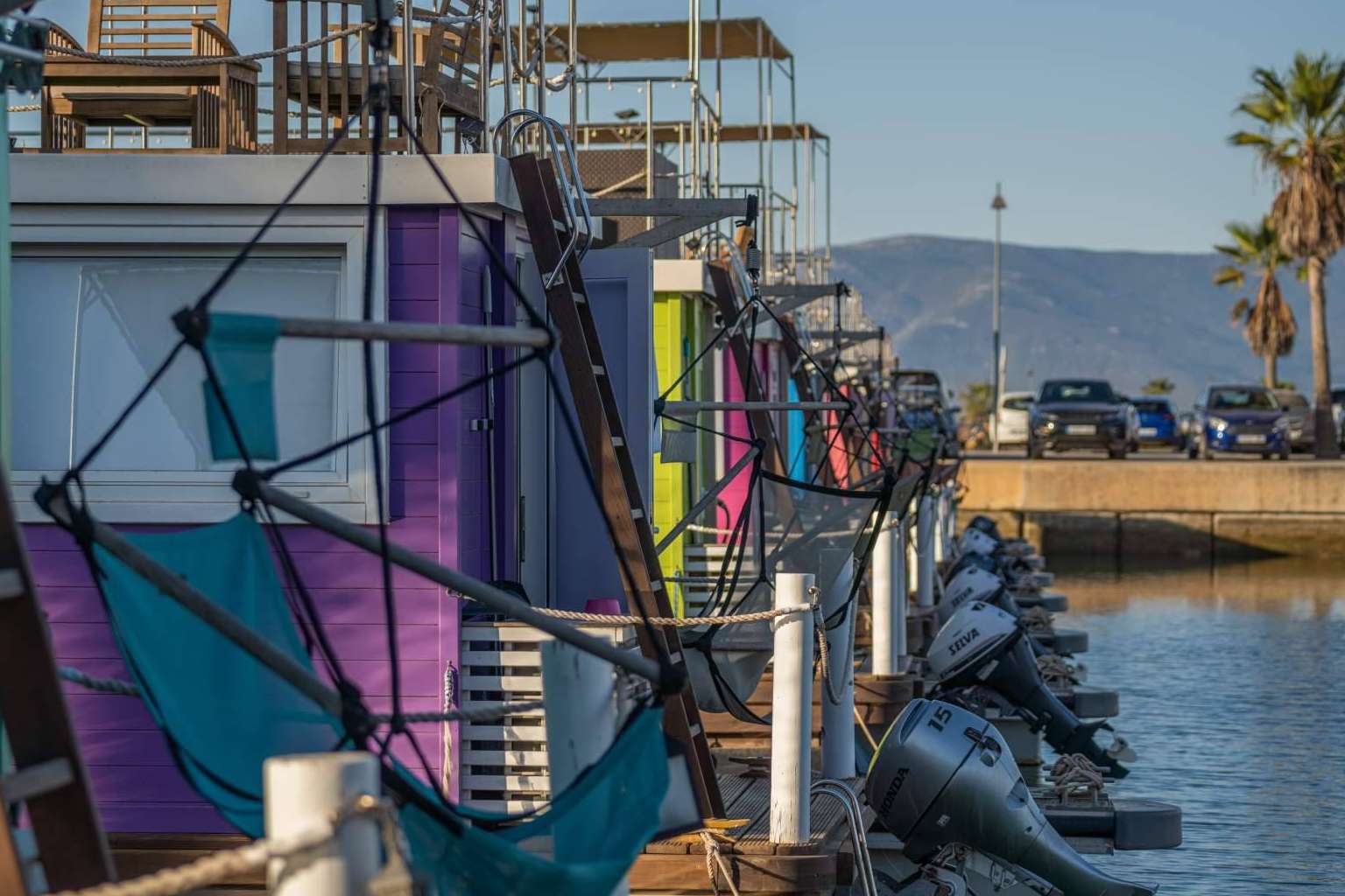 Conocer La Línea de la Concepción con alojamiento en las casas flotantes