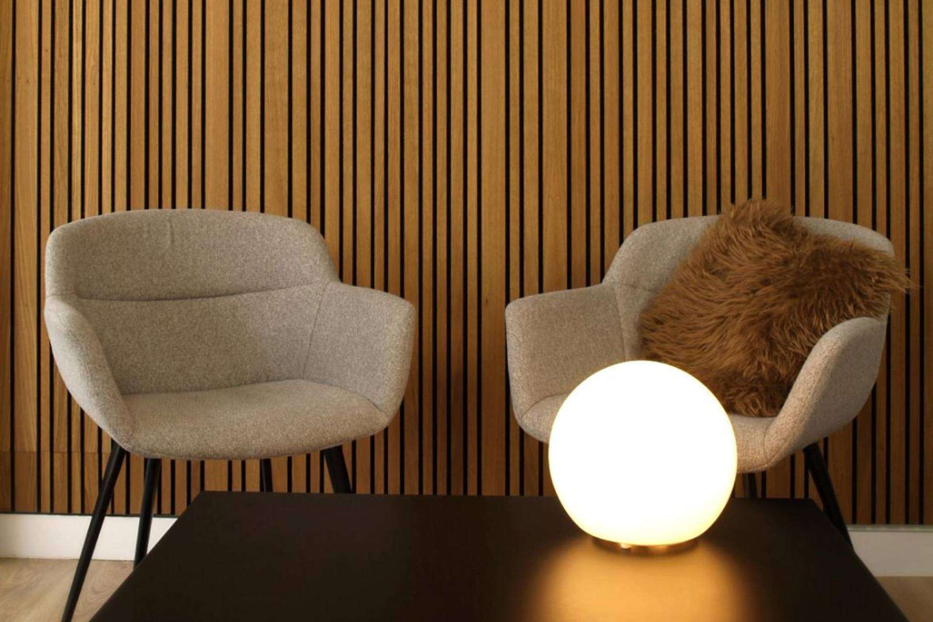 Paneles alistonados de madera y sus propiedades acústicas, con la firma Acústica Decorativa
