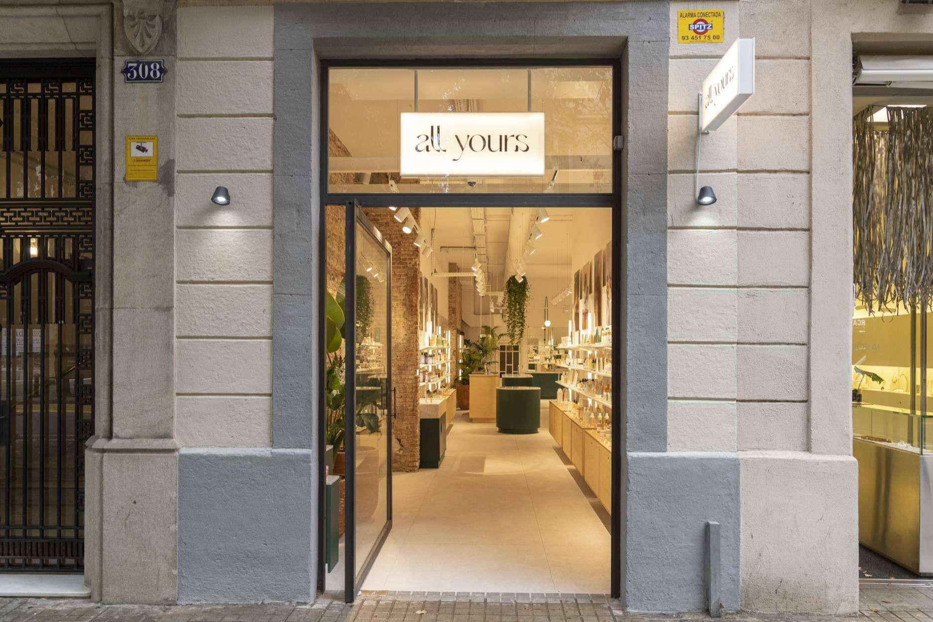 All Yours es una tienda de cosmética ubicada en Barcelona que promueve la clean beauty y el bienestar responsable