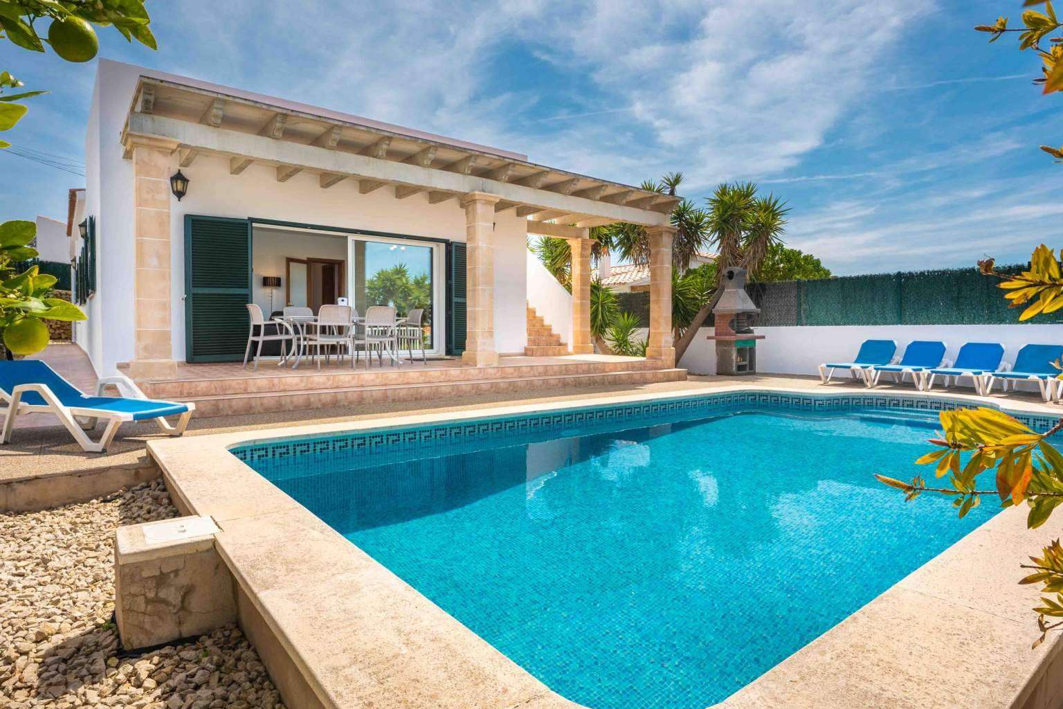 ¿Cuáles son los beneficios de adquirir una casa en Menorca?
