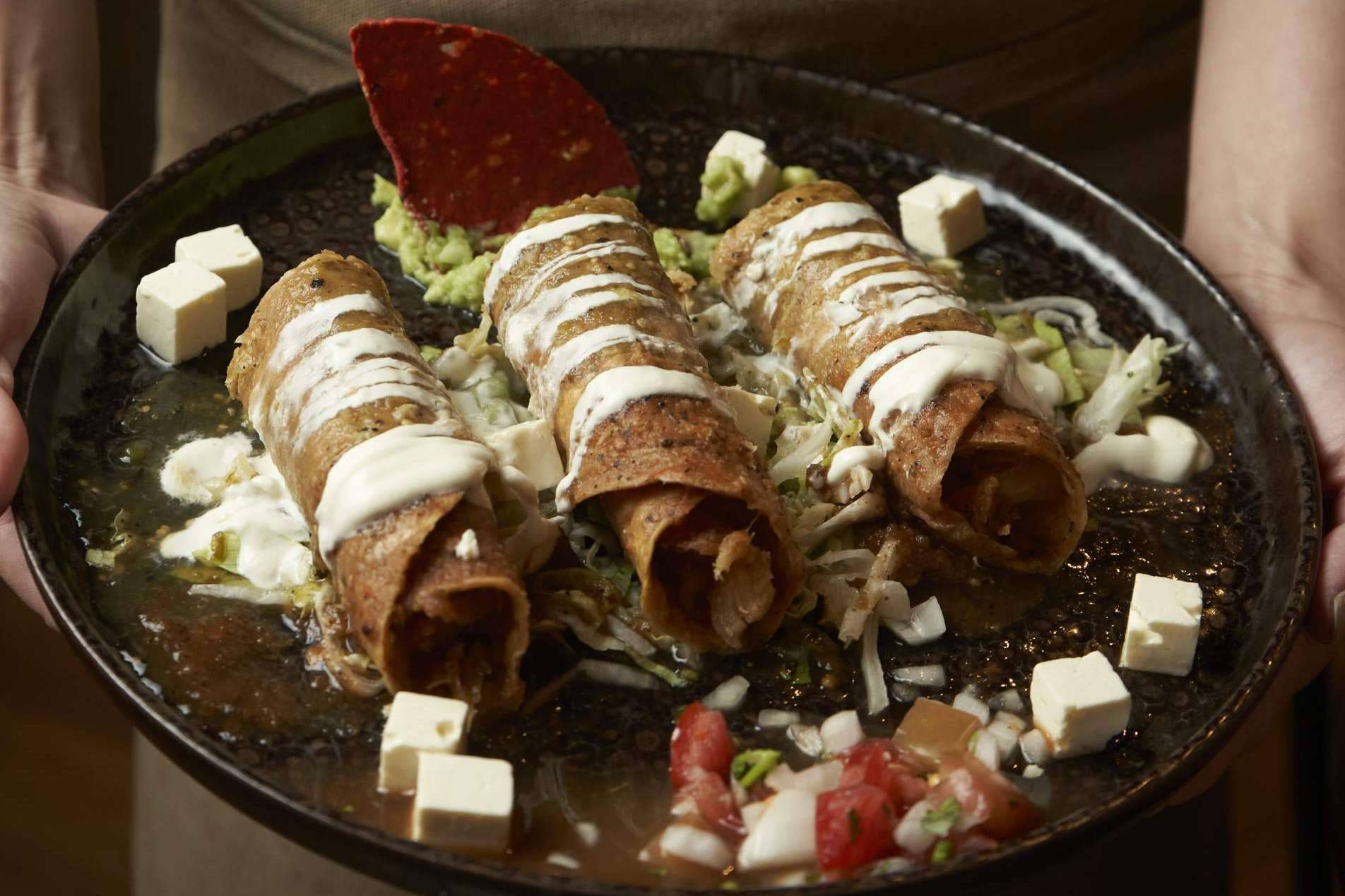 Disfrutar de los sabores auténticos de México en Hijo del Maíz, una antojería que ofrece platos típicos