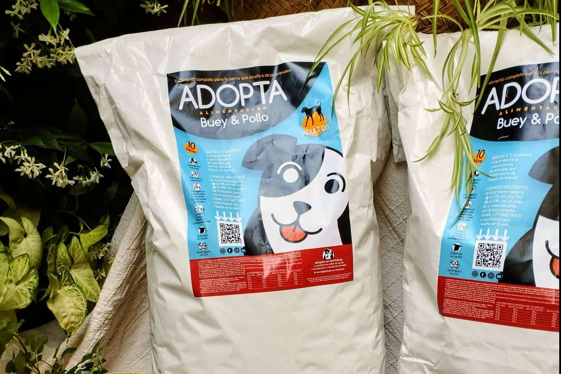 Pienso de buey y pollo para el mantenimiento de perros adultos. Con cada compra se ayuda a protectoras de animales