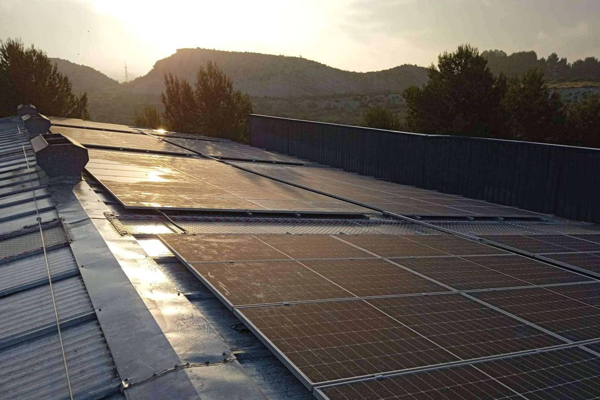 Ingeniería Aplicada ofrece subvenciones en Murcia y Alicante para la instalación de placas solares, aerotermia y puntos de recarga