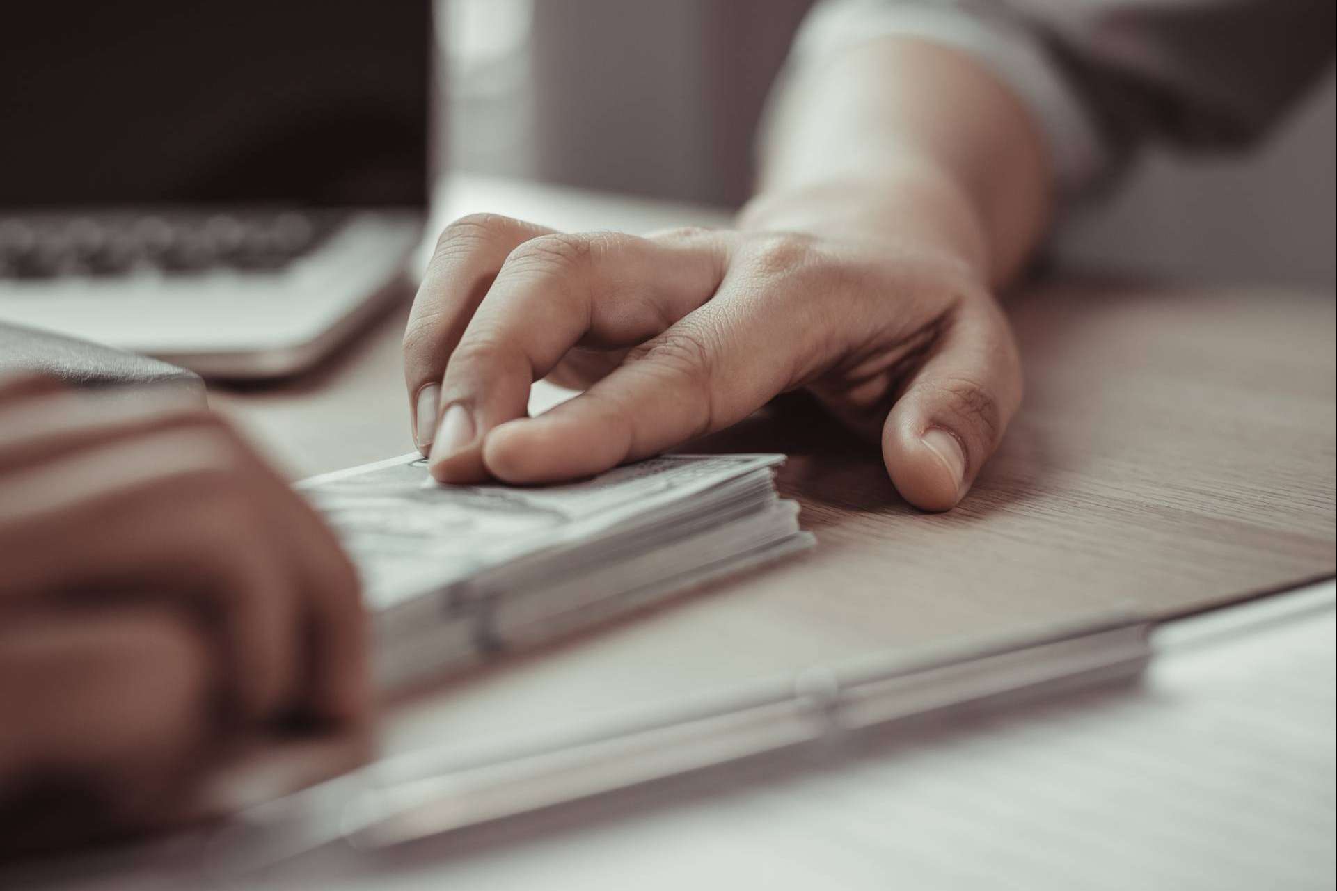 Consultax ofrece asesoría sobre cómo un socio o administrador puede retirar legalmente fondos de una empresa
