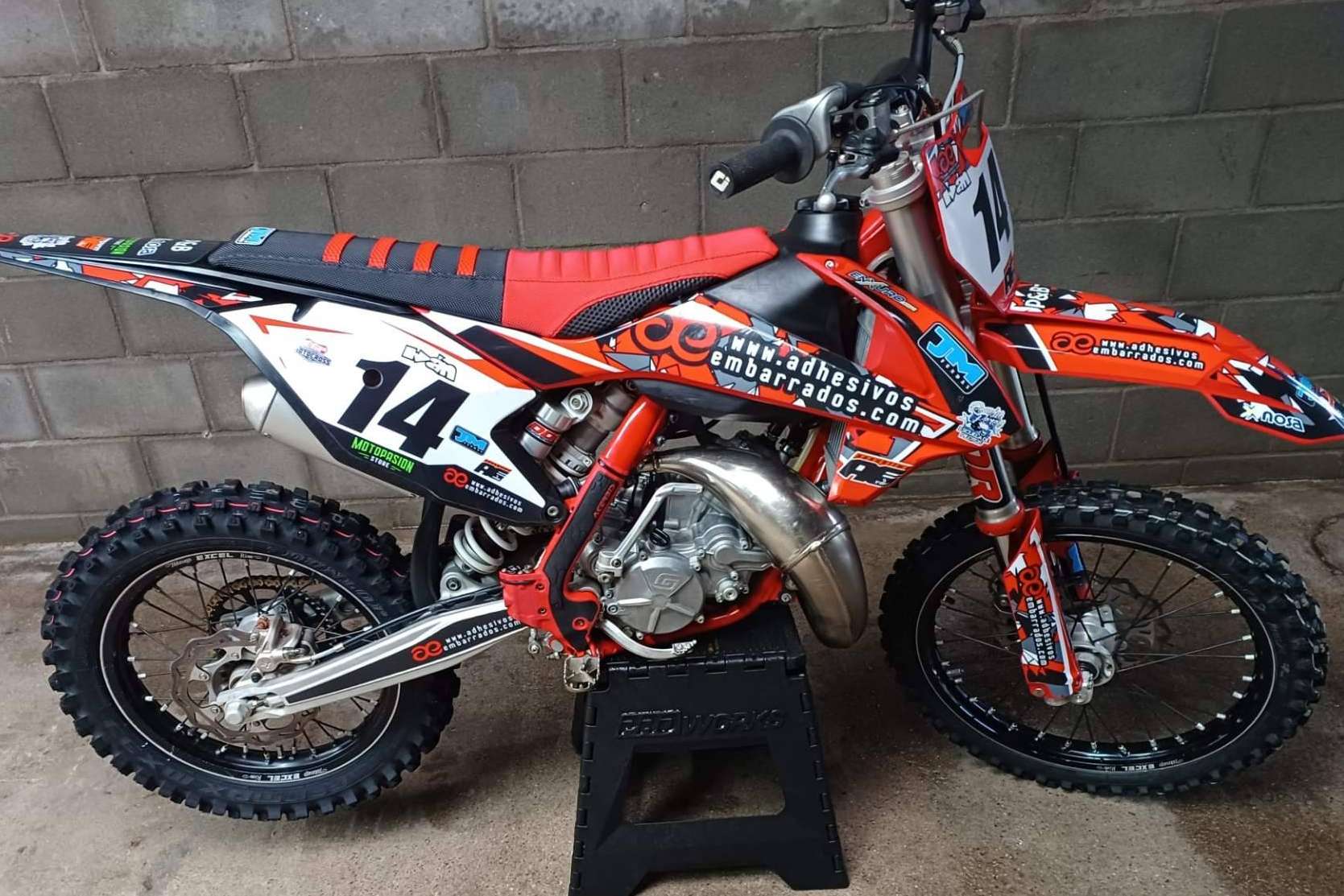 Los nuevos modelos de pegatinas para moto que incluye en su catálogo ADHESIVOSEMBARRADOS