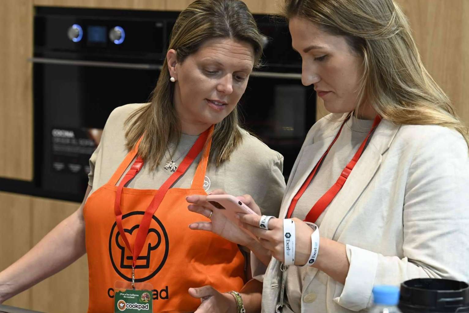 Socializar, reír, abrazar, comer… pero también cocinar, las claves para incrementar la felicidad a diario