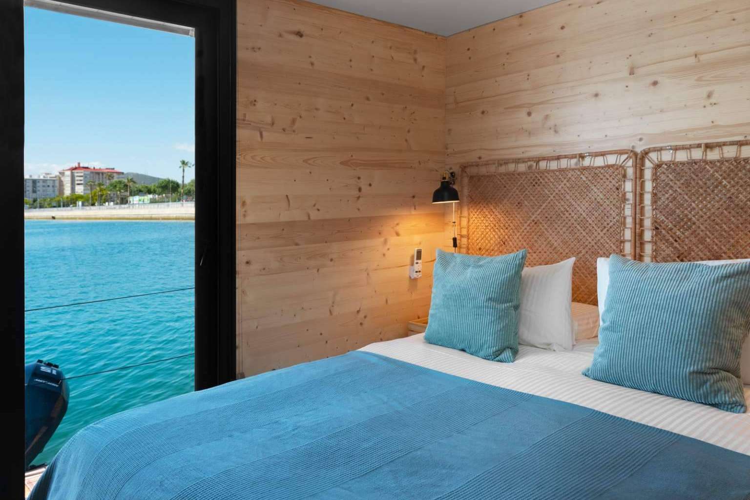 Disfrutar de vacaciones con amigos en una casa flotante