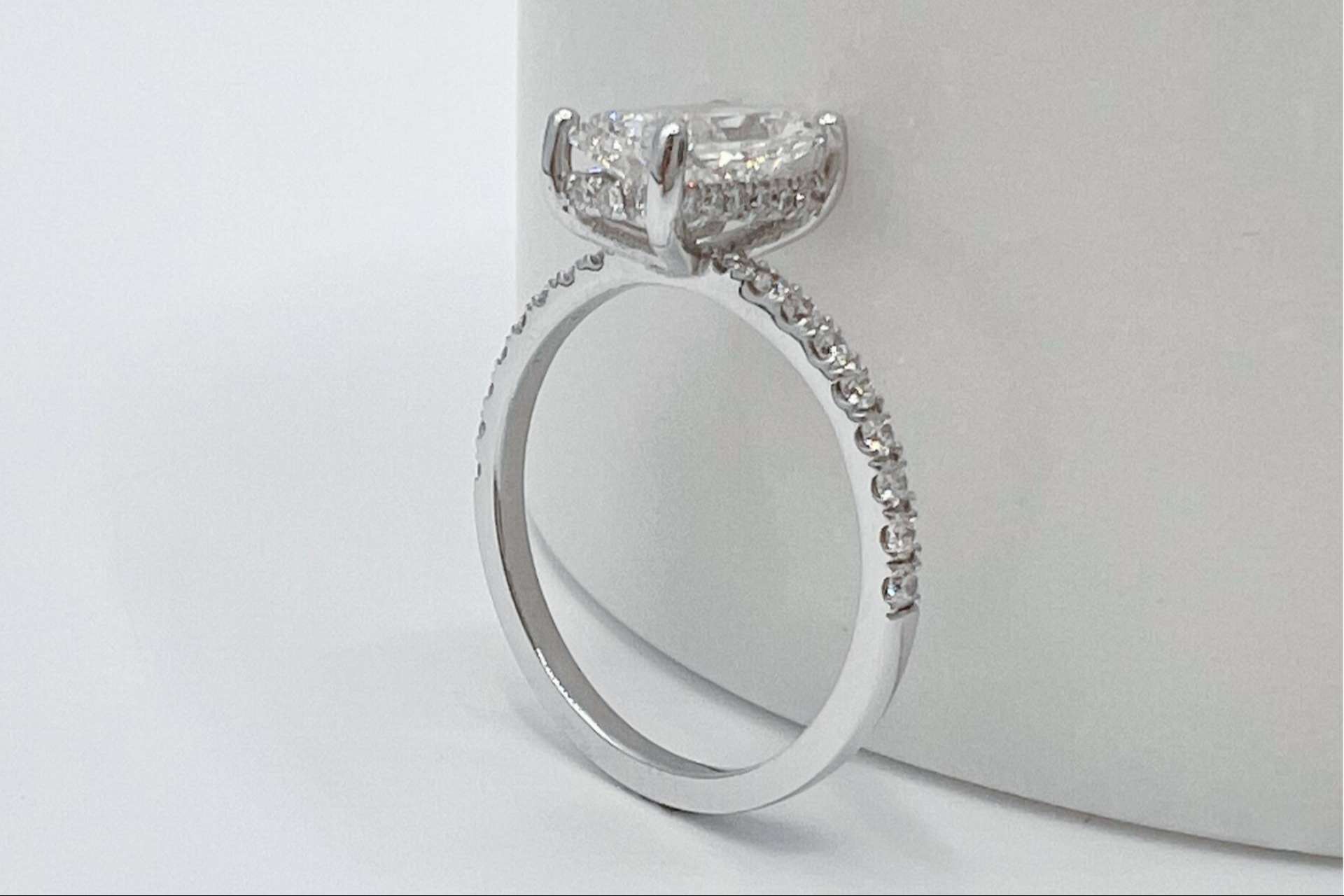 Mimoke presenta Diana, el anillo de compromiso con una esencia especial