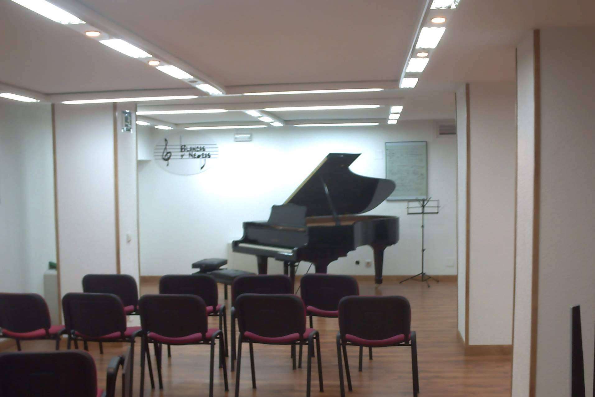 Clases colectivas e individuales en la Escuela de música Blancas y Negras, una academia de referencia en Ciempozuelos, Madrid
