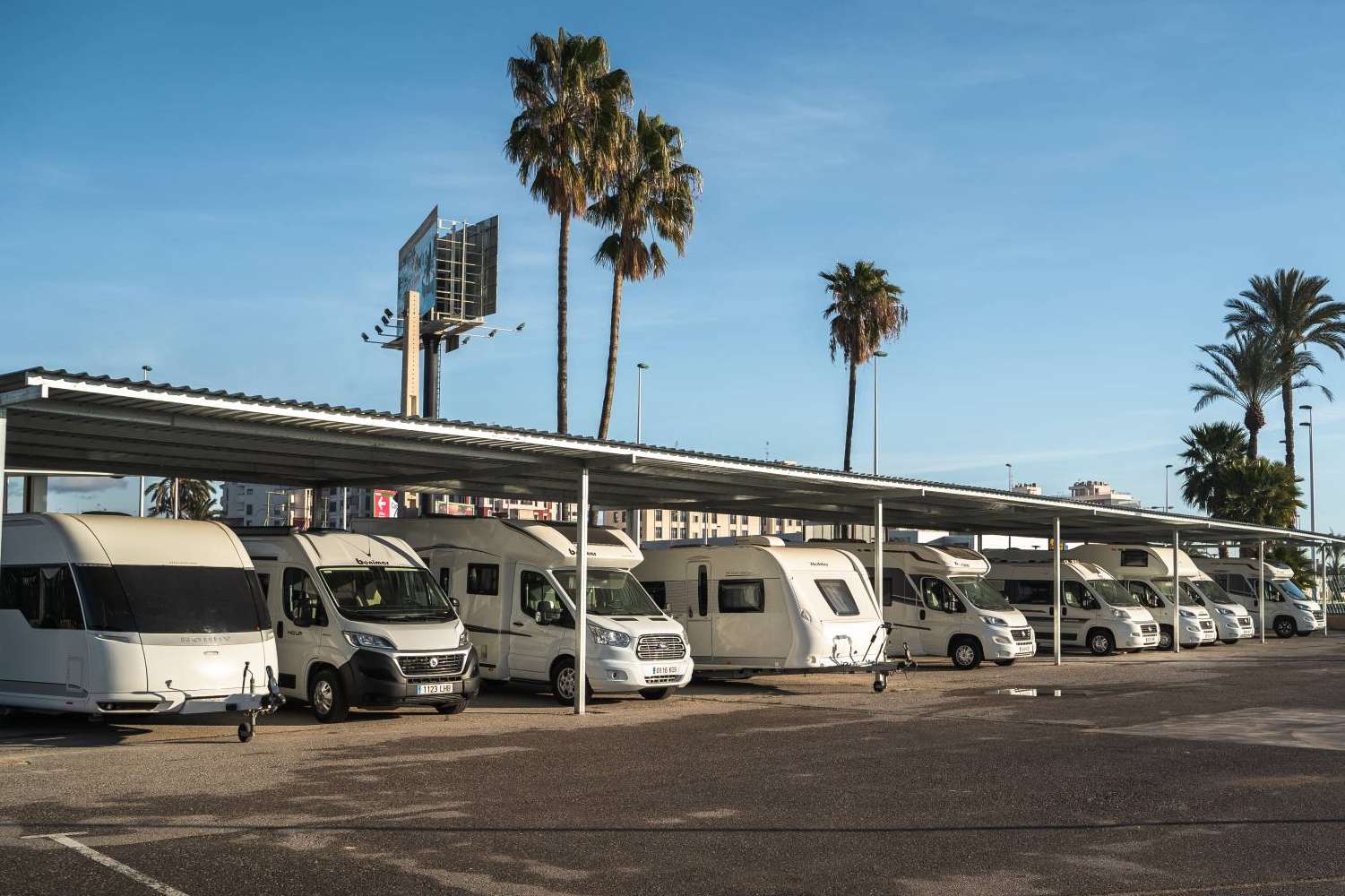 Aparca2 es un espacio de parking de 9.000 m2, totalmente vallado y asfaltado