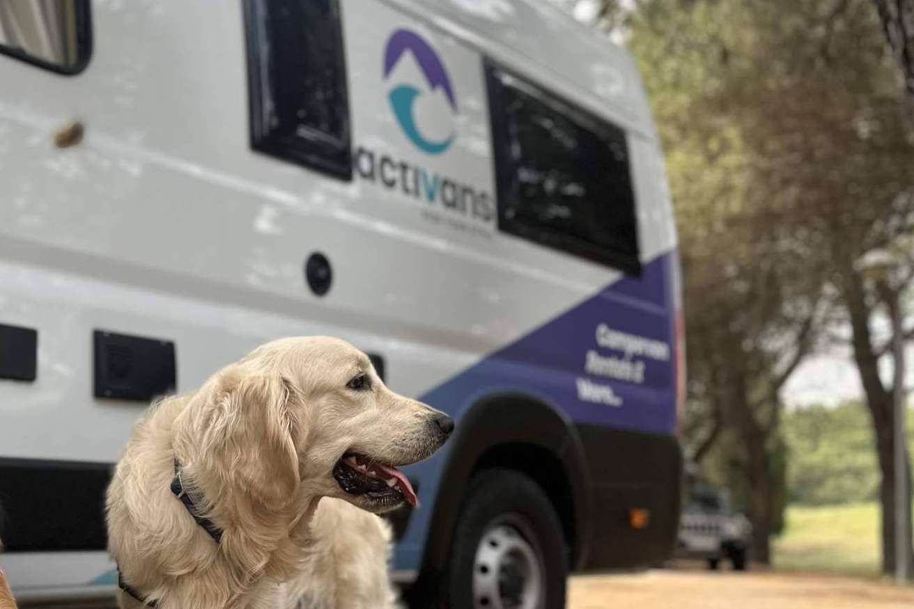Alquiler de autocaravanas en Girona para realizar viajes con perros, de la mano de Activans