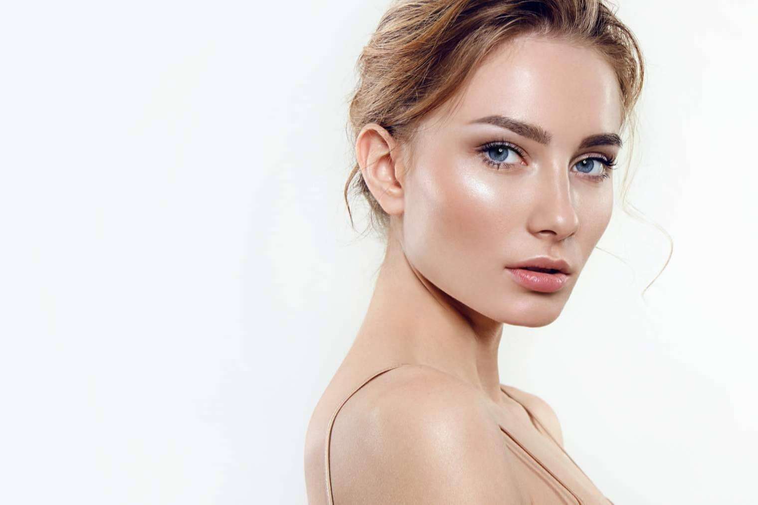 Los rellenos faciales con ácido hialurónico de Alluring Clinic aportan resultados naturales