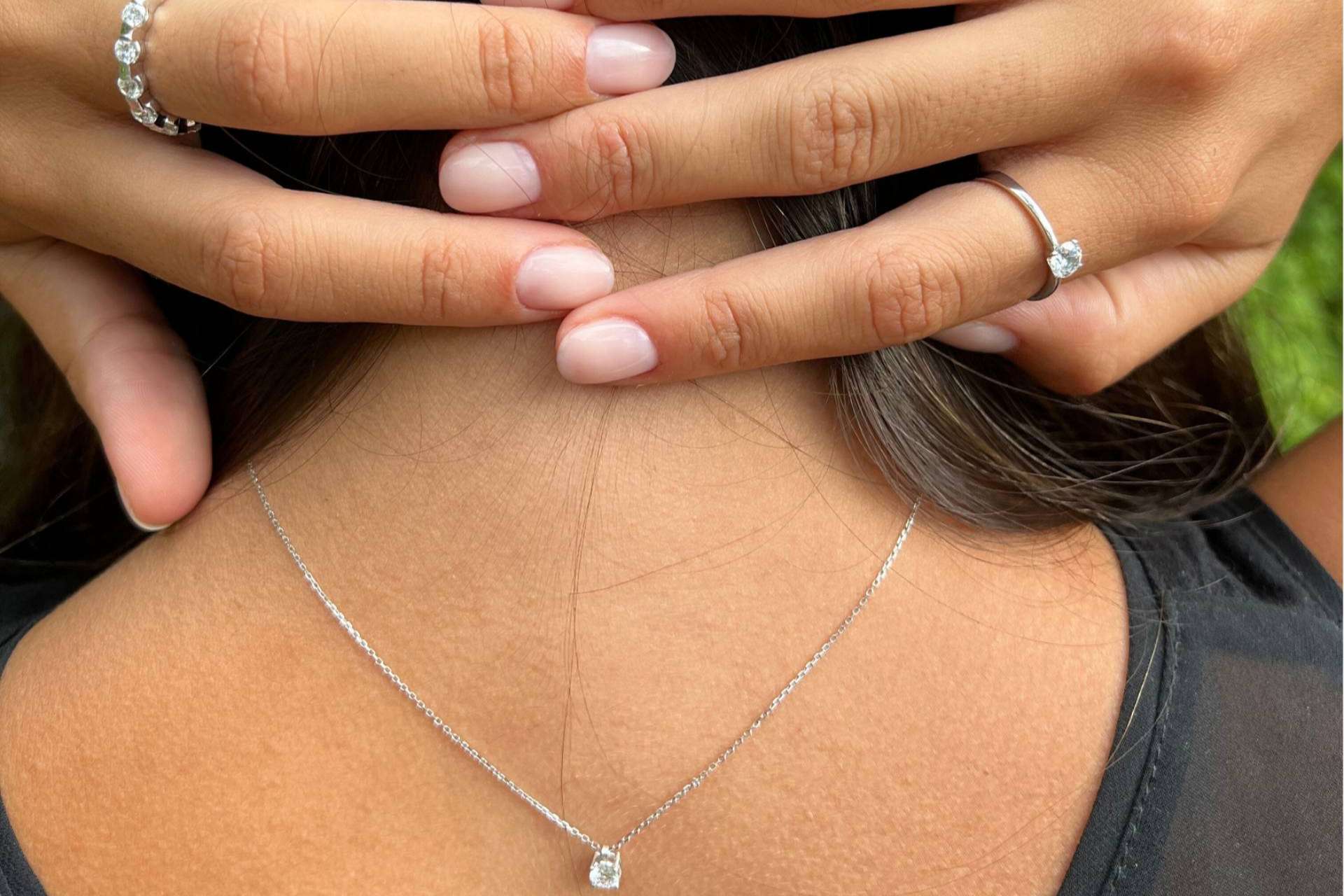 Joyas básicas, esenciales para lucir una piel bronceada después del verano