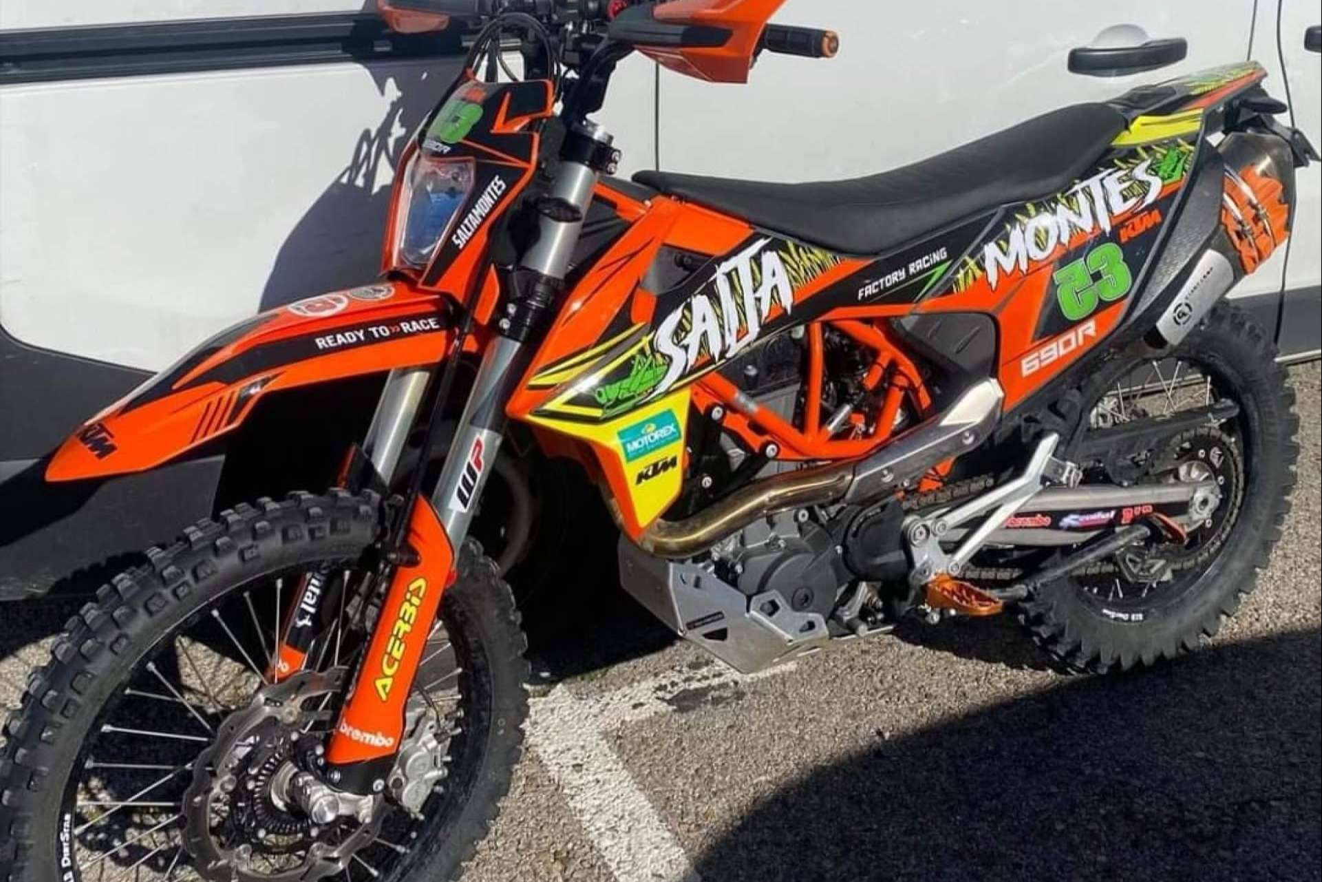 ADHESIVOSEMBARRADOS y sus adhesivos personalizados para motos de motocross