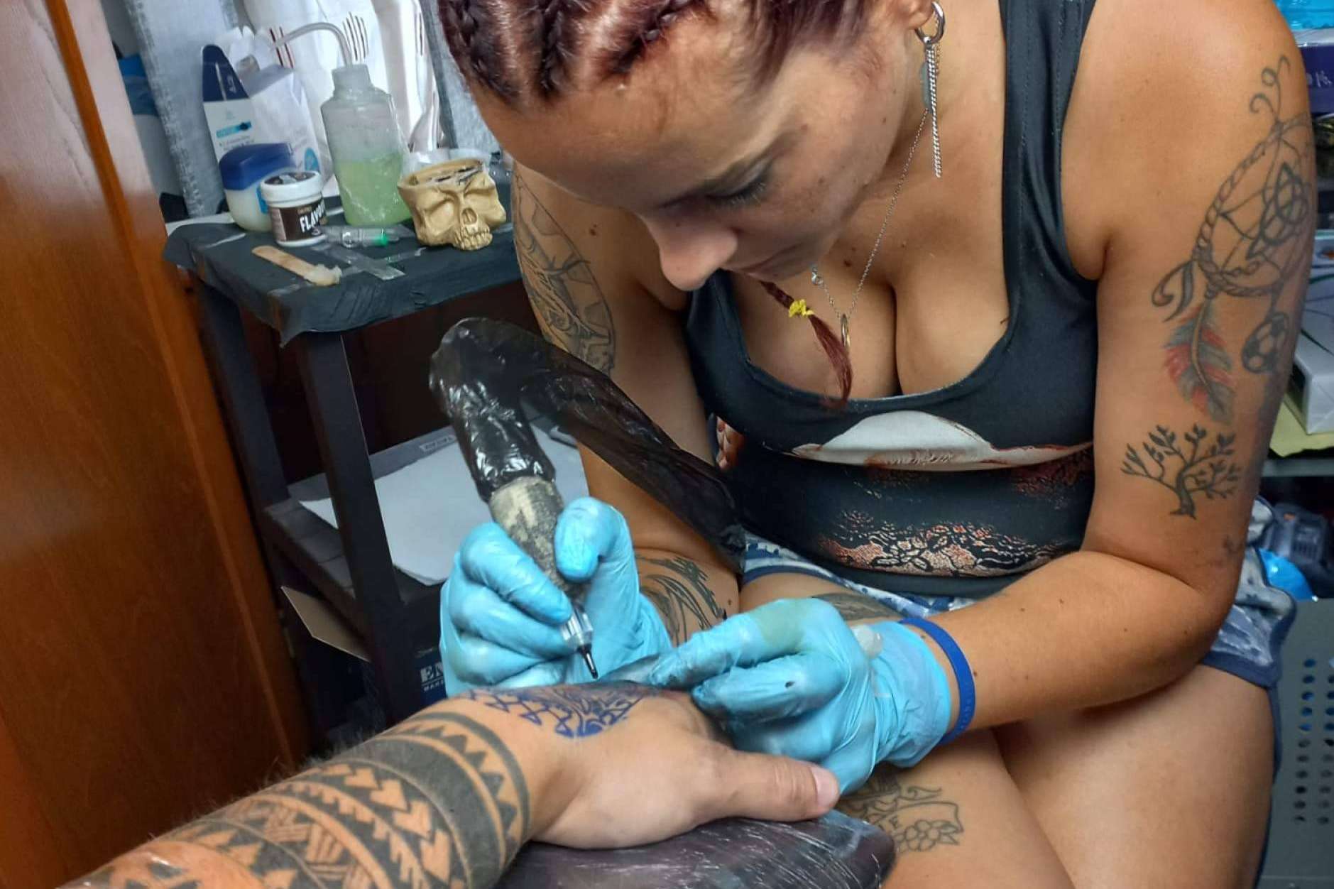 Luisi Coimbra pasa del arte actoral al tatuaje