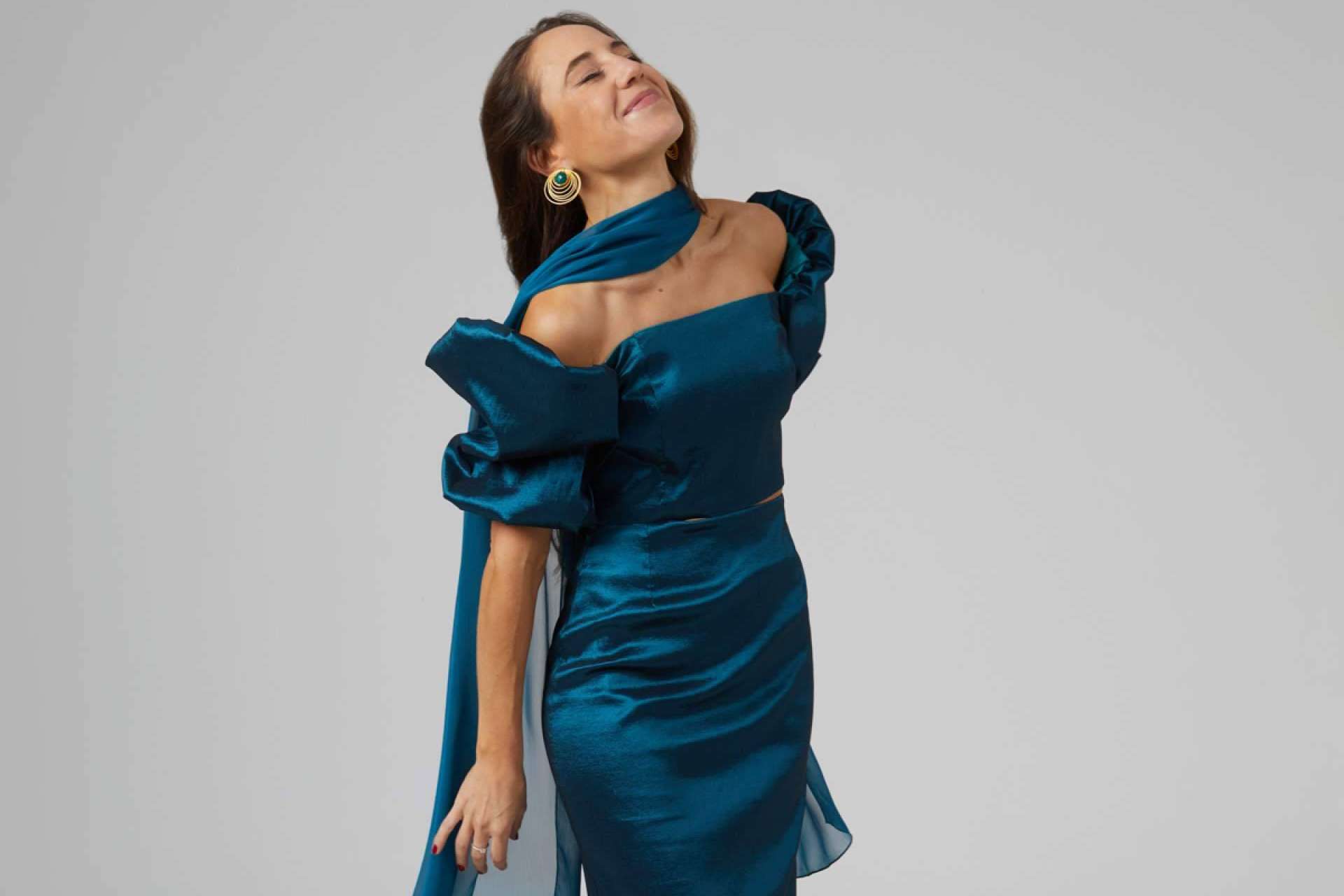 Una de las marcas españolas sostenibles más tops de complementos tendencia para invitadas de boda es Capas Capicúa