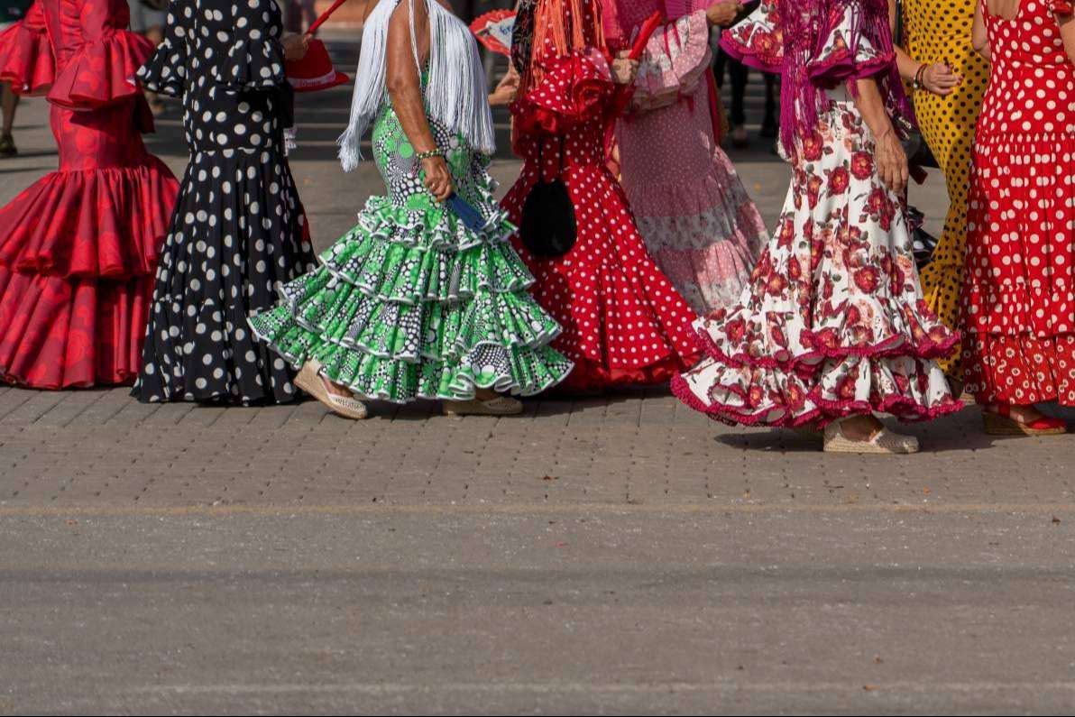 La falda rociera es una pieza flamenca que refleja cultura y moda andaluza, de la mano de Viva La Feria