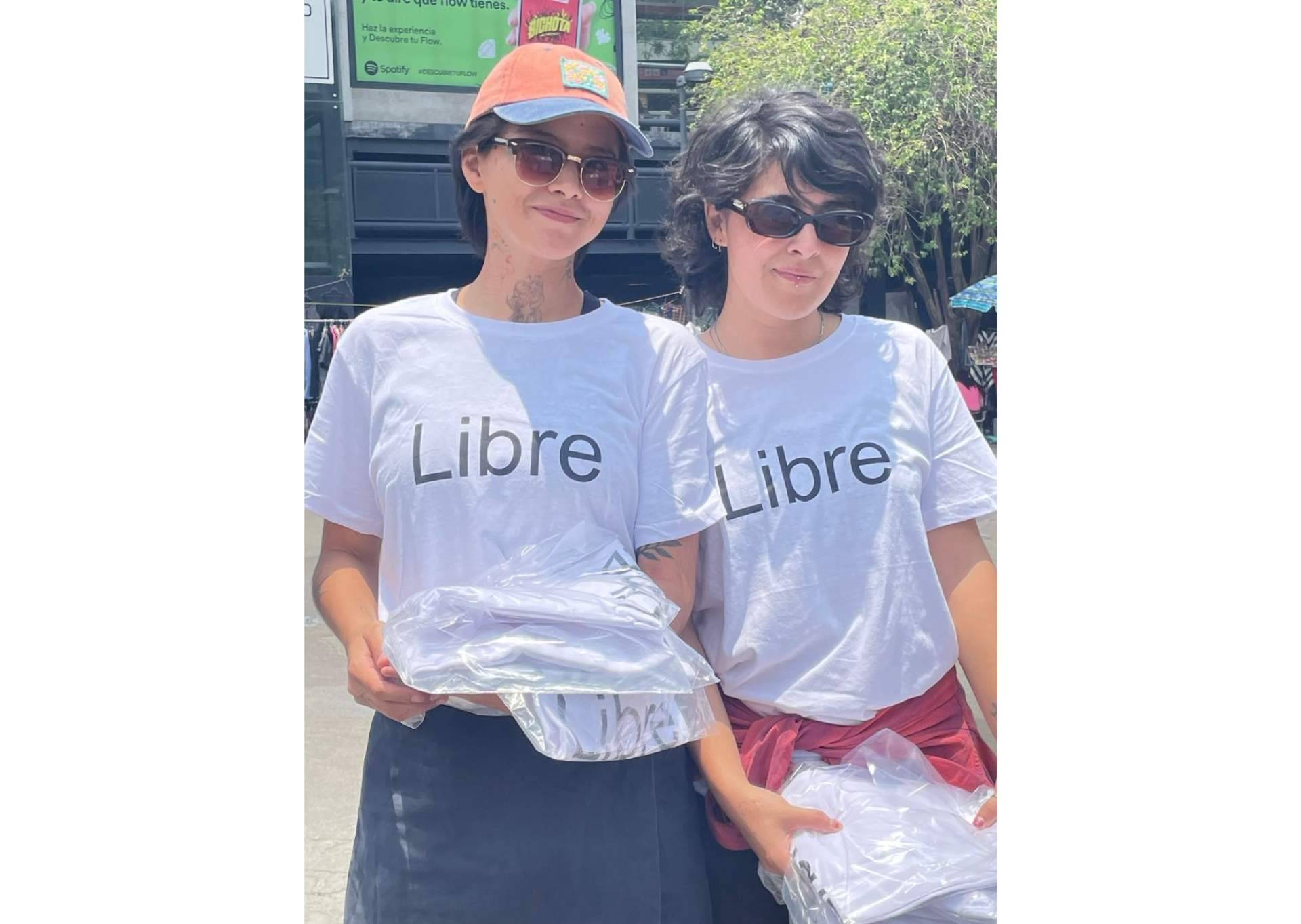 Berta Jayo regala camisetas con la palabra 'Libre' en sus nuevas performances