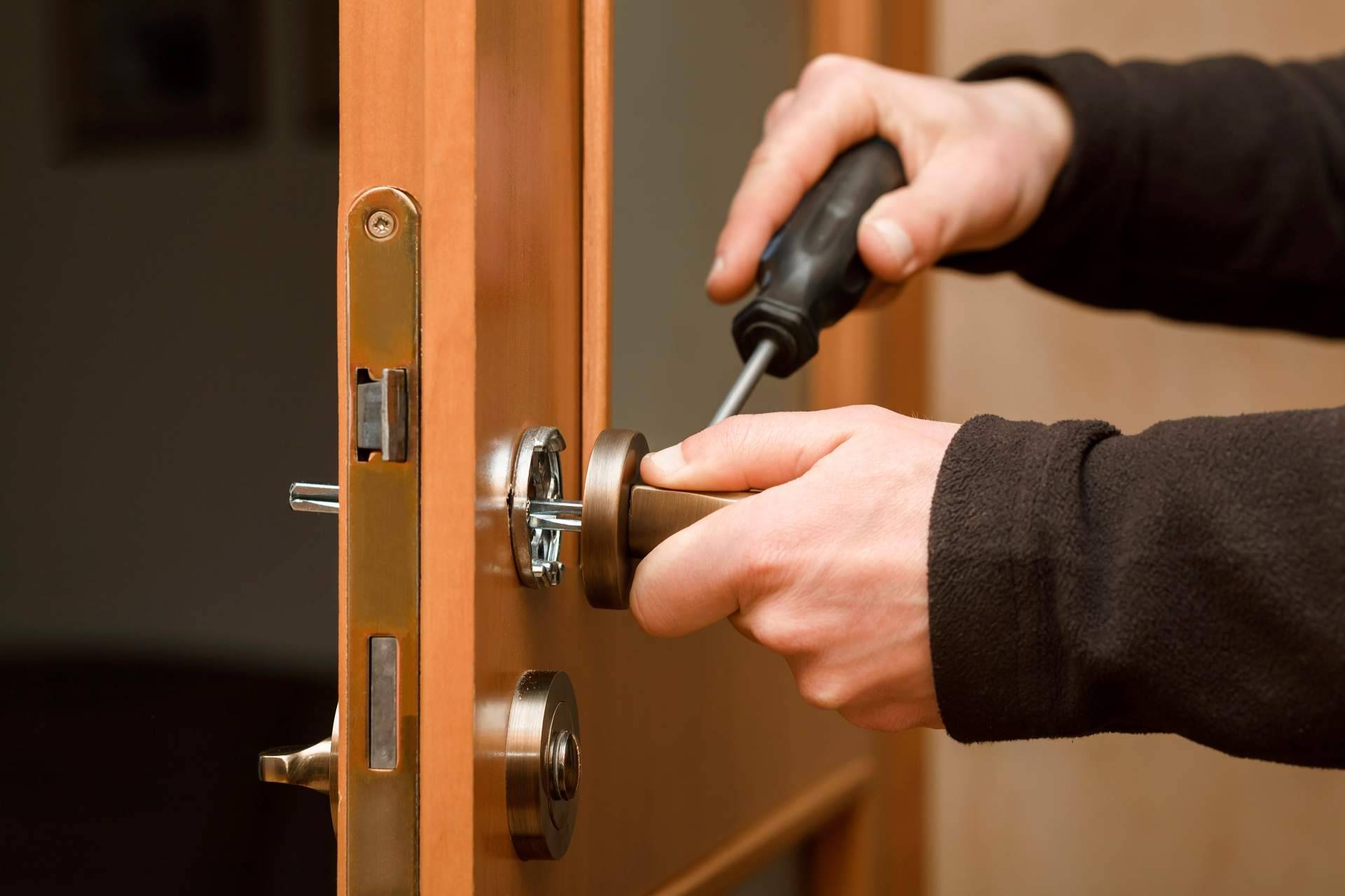 Servicio 24 horas para abrir puertas sin llave con Cerrajeros Escudero