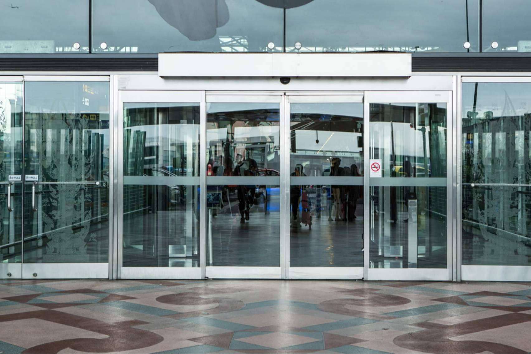 La importancia de la automatización de puertas manuales de comercios, por ASSA ABLOY