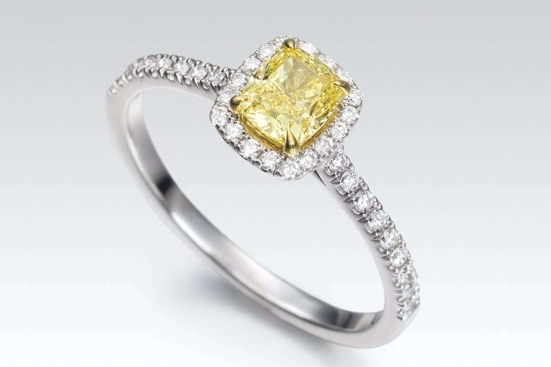 Anillos de pedida con diamantes de colores, una nueva tendencia con German Joyero
