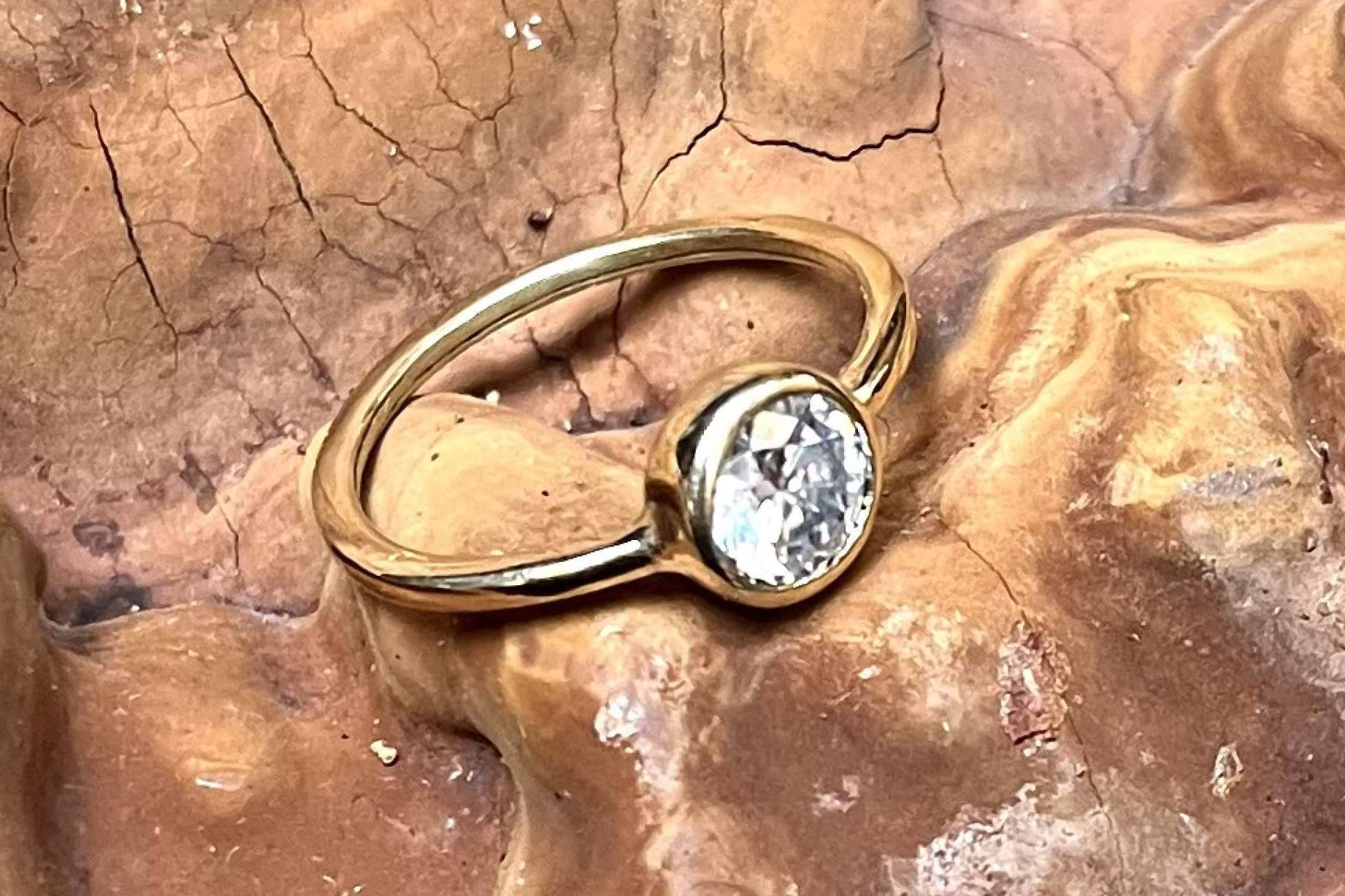 Encontrar una original selección de artesanía contemporánea de autor es posible de la mano de ARTEARTESANIA