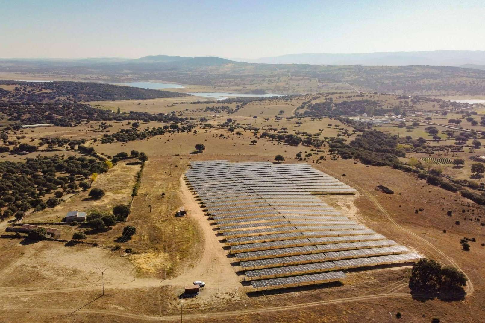 ¿Cómo puede ser la energía solar una solución sostenible para satisfacer las amplias necesidades energéticas locales?