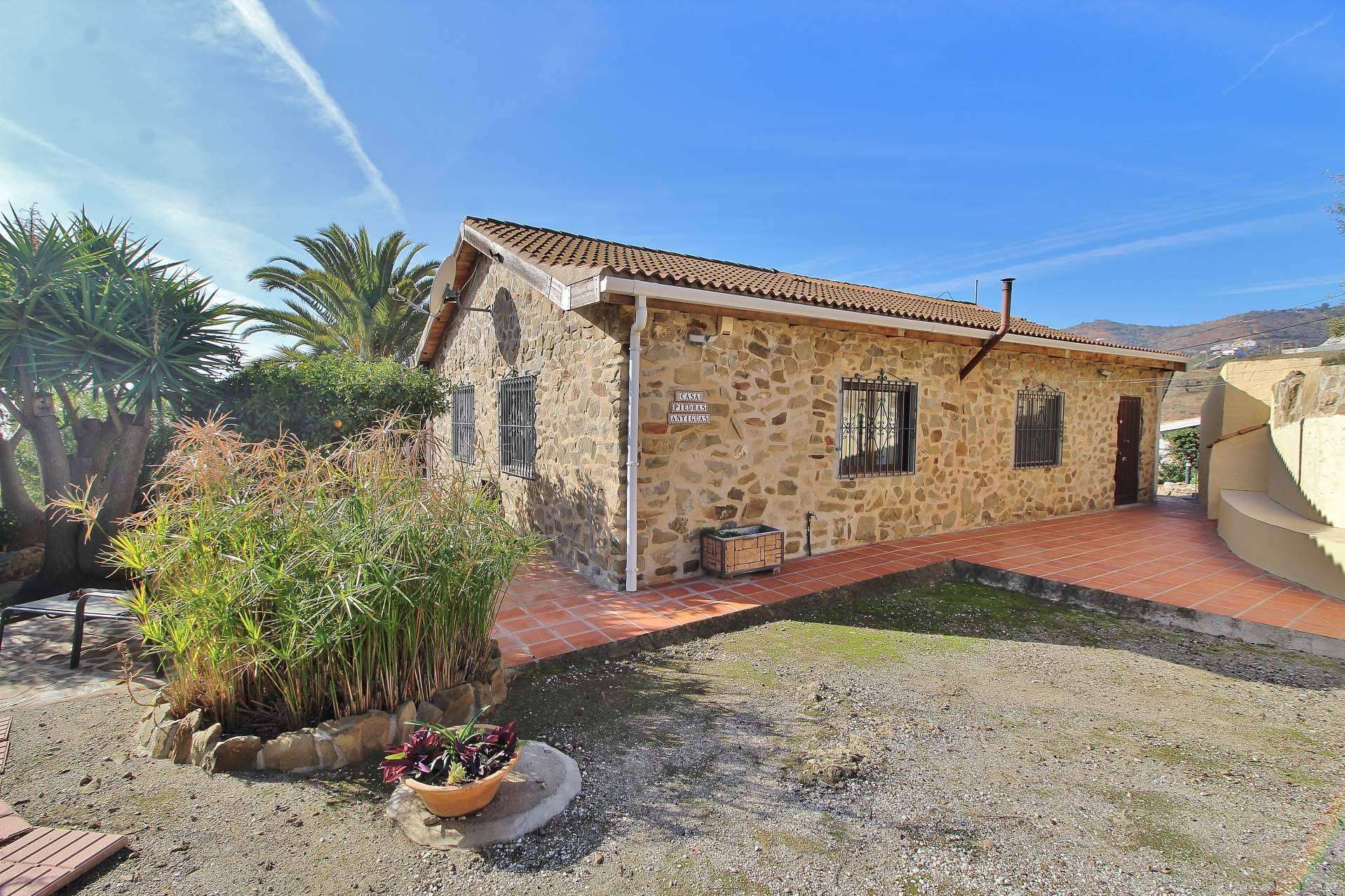 ¿Dónde encontrar un espectacular chalet en venta en Rincón de la Victoria? D&A Inmobiliaria