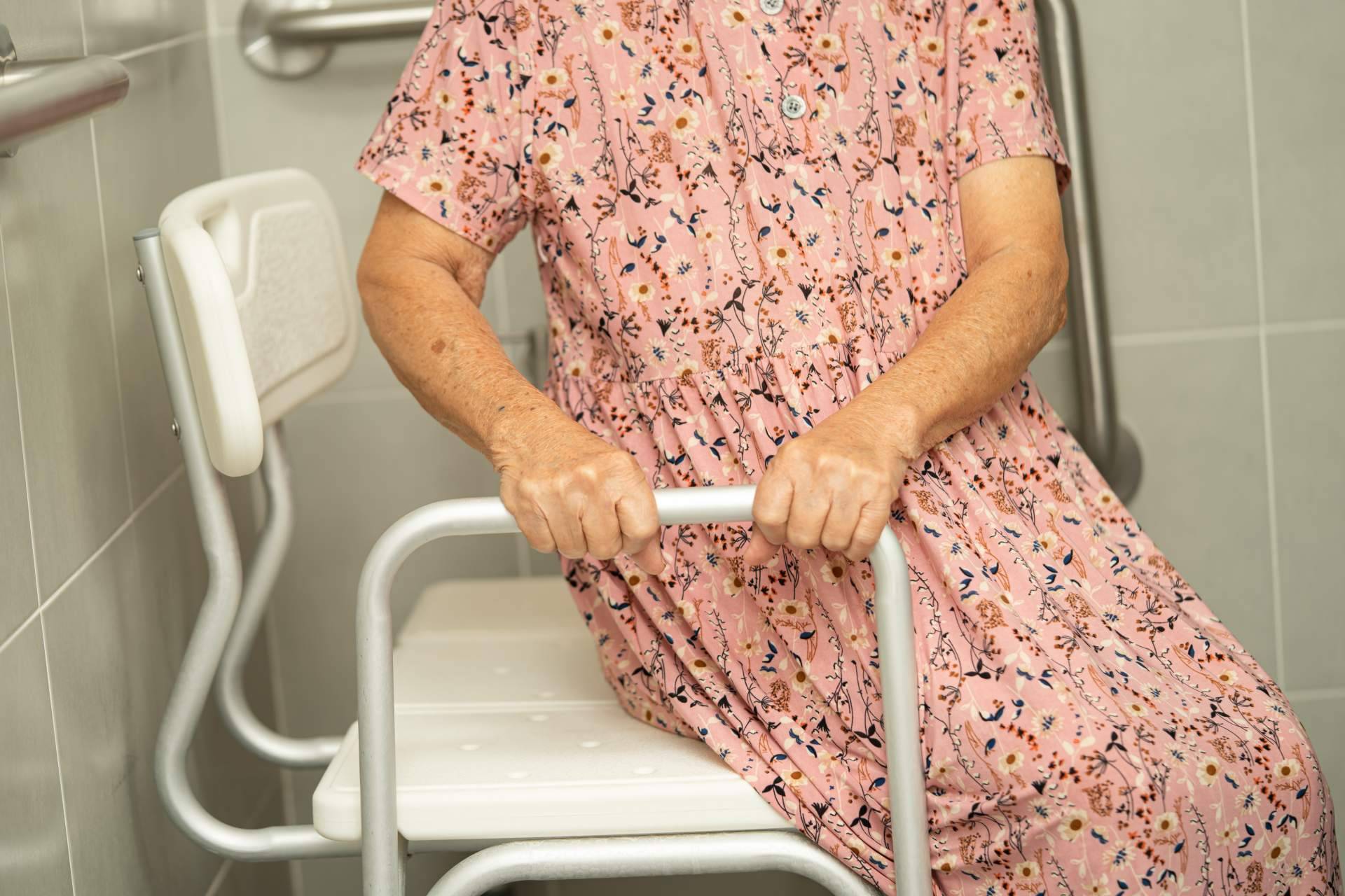 ¿Cuáles son las ventajas de la silla giratoria bañera para las personas con movilidad reducida?, por Ortopedia Para Ti