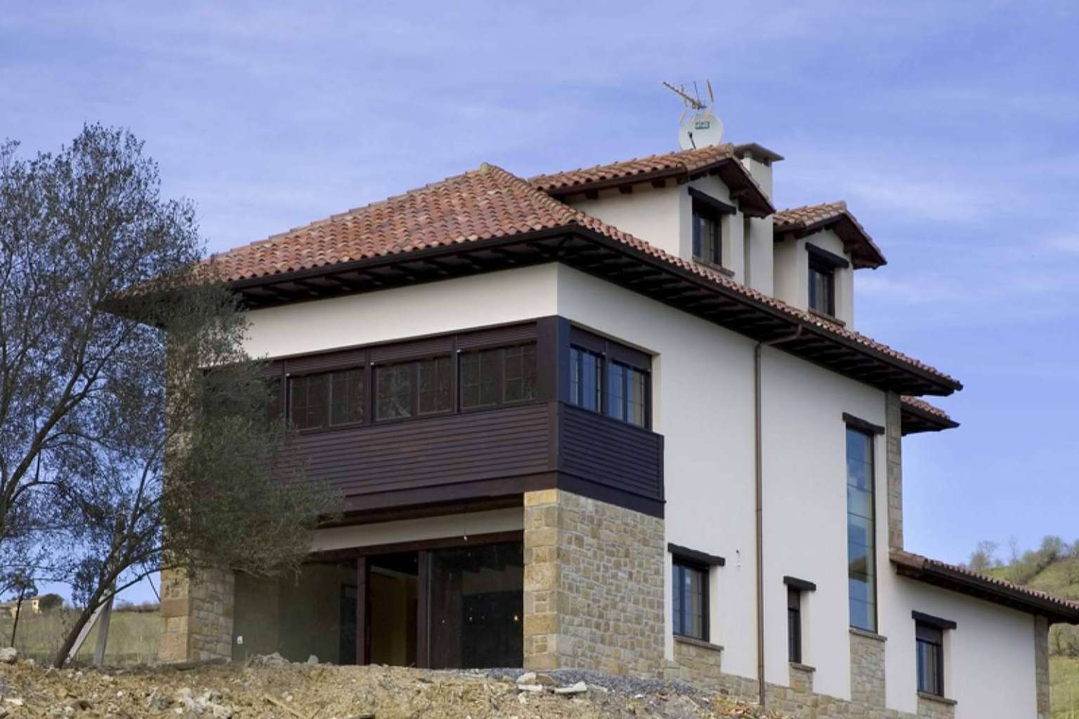 Las principales ventajas e inconvenientes de construir una casa de 2 alturas, por Pando Arquitectos