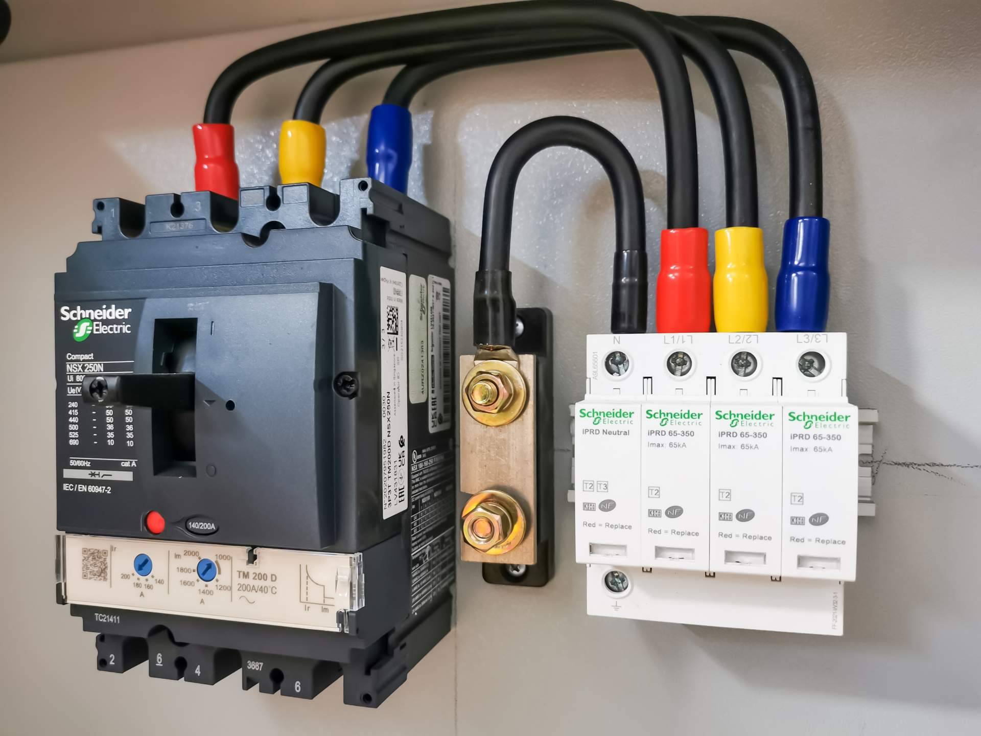 Cadenza Electric permite encontrar disyuntores magnetotérmicos GV2 de Schneider electric