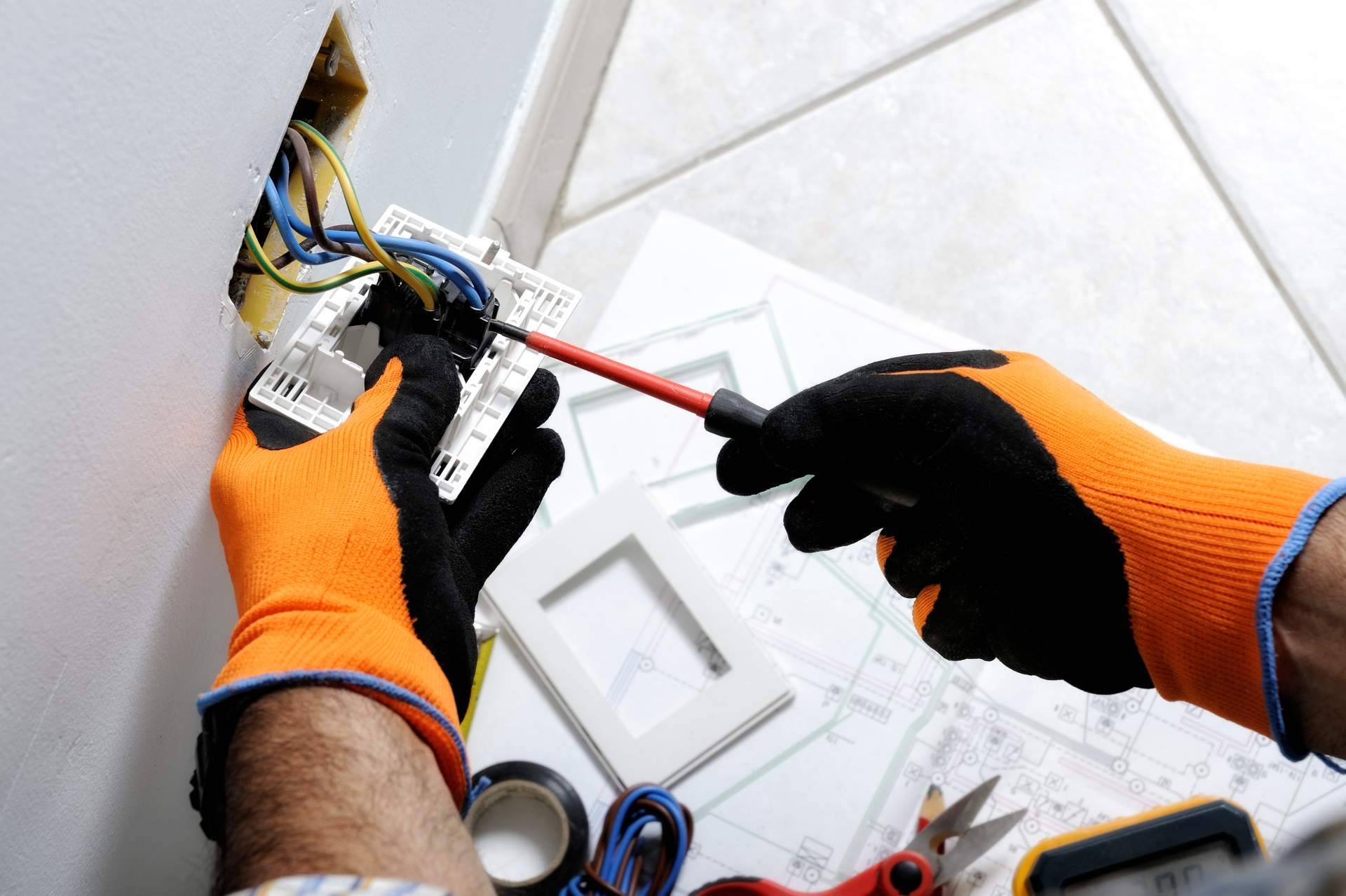 EcoAutomatismos explica por qué recurrir a las instalaciones eléctricas