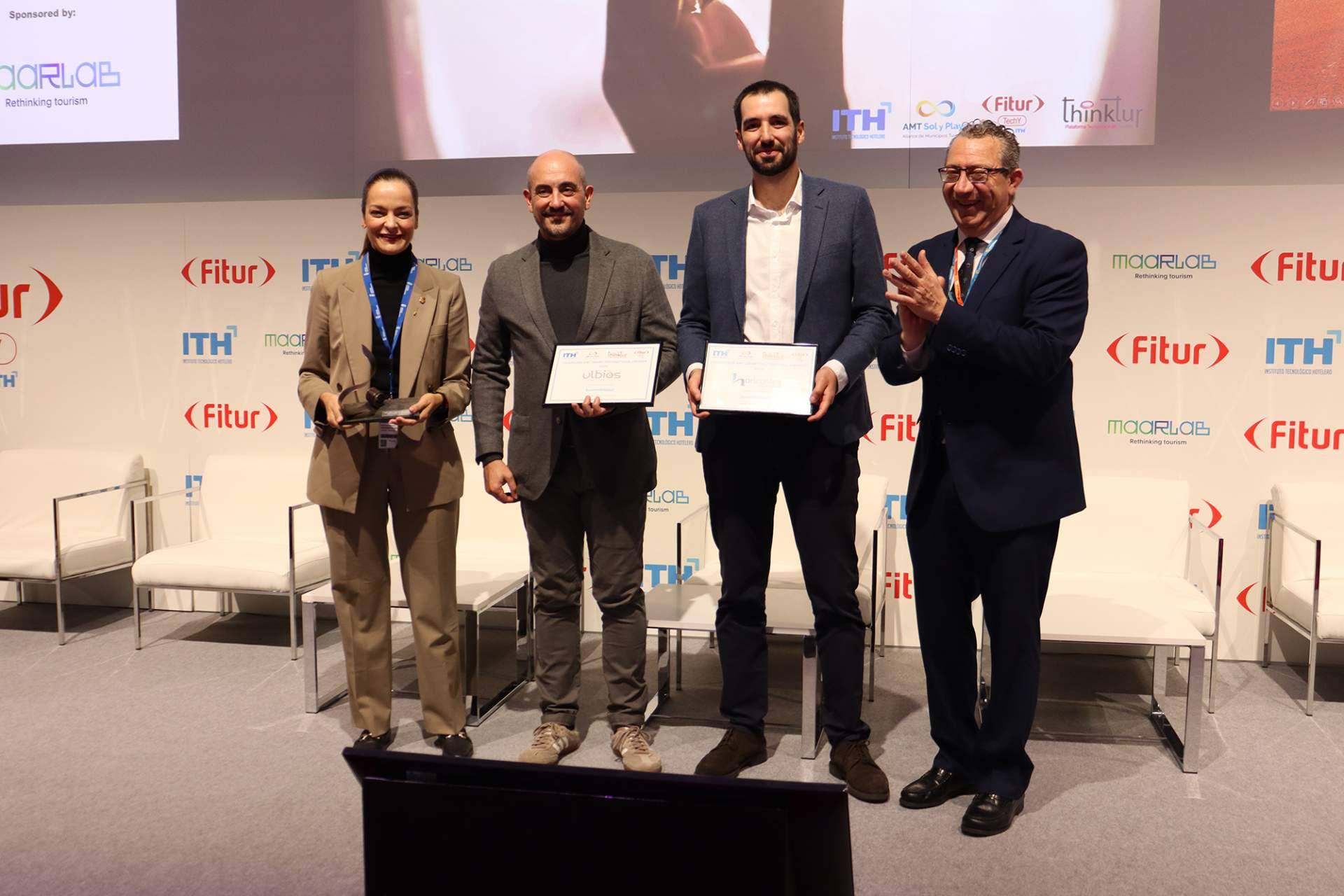 ¿Cuáles son los proyectos innovadores que ha premiado AMT Sol y Playa por sus soluciones tecnológicas para los destinos turísticos?