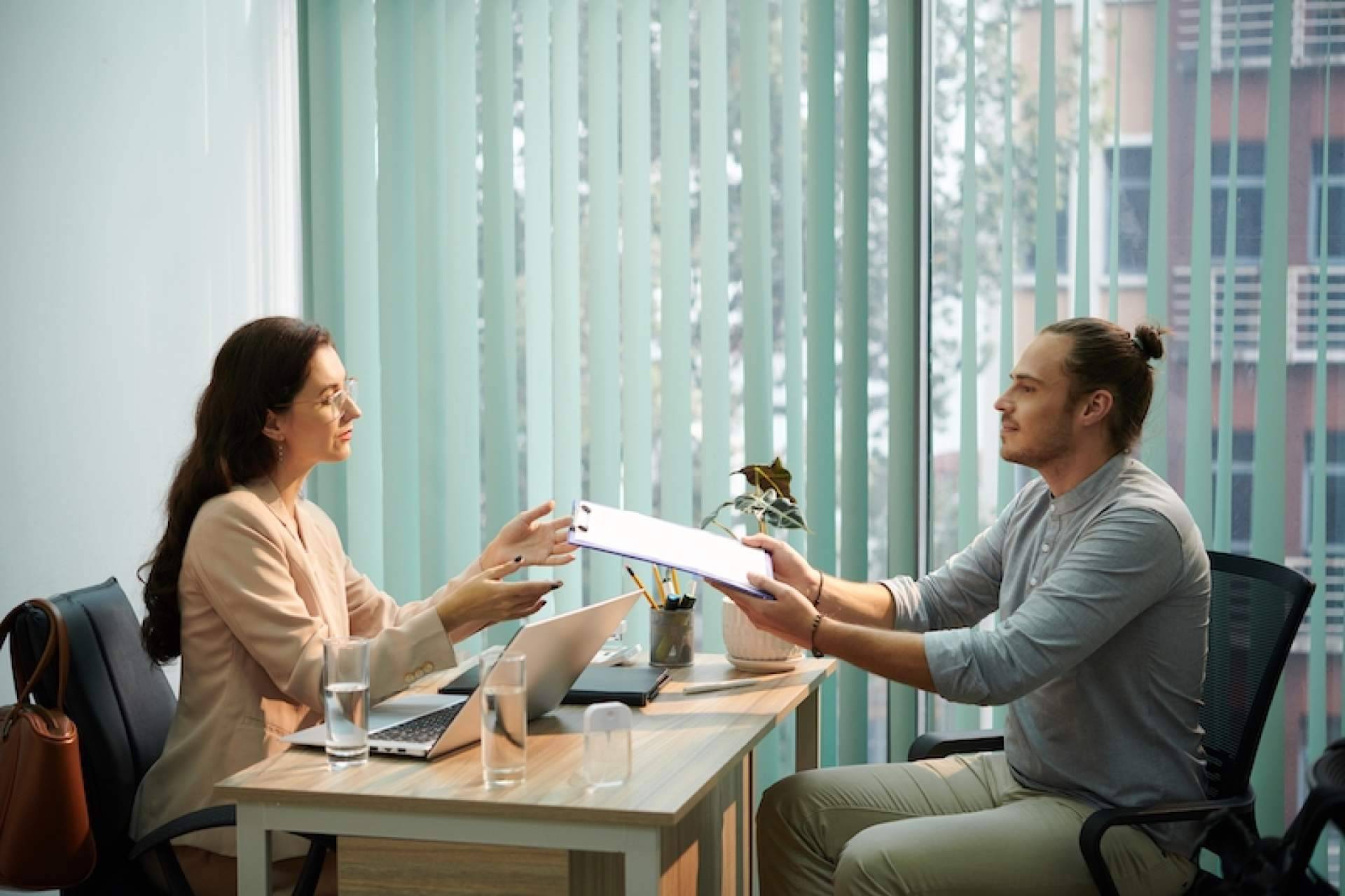 Bienestar emocional en la empresa; estrategias para mejorar el ambiente laboral con ISEB