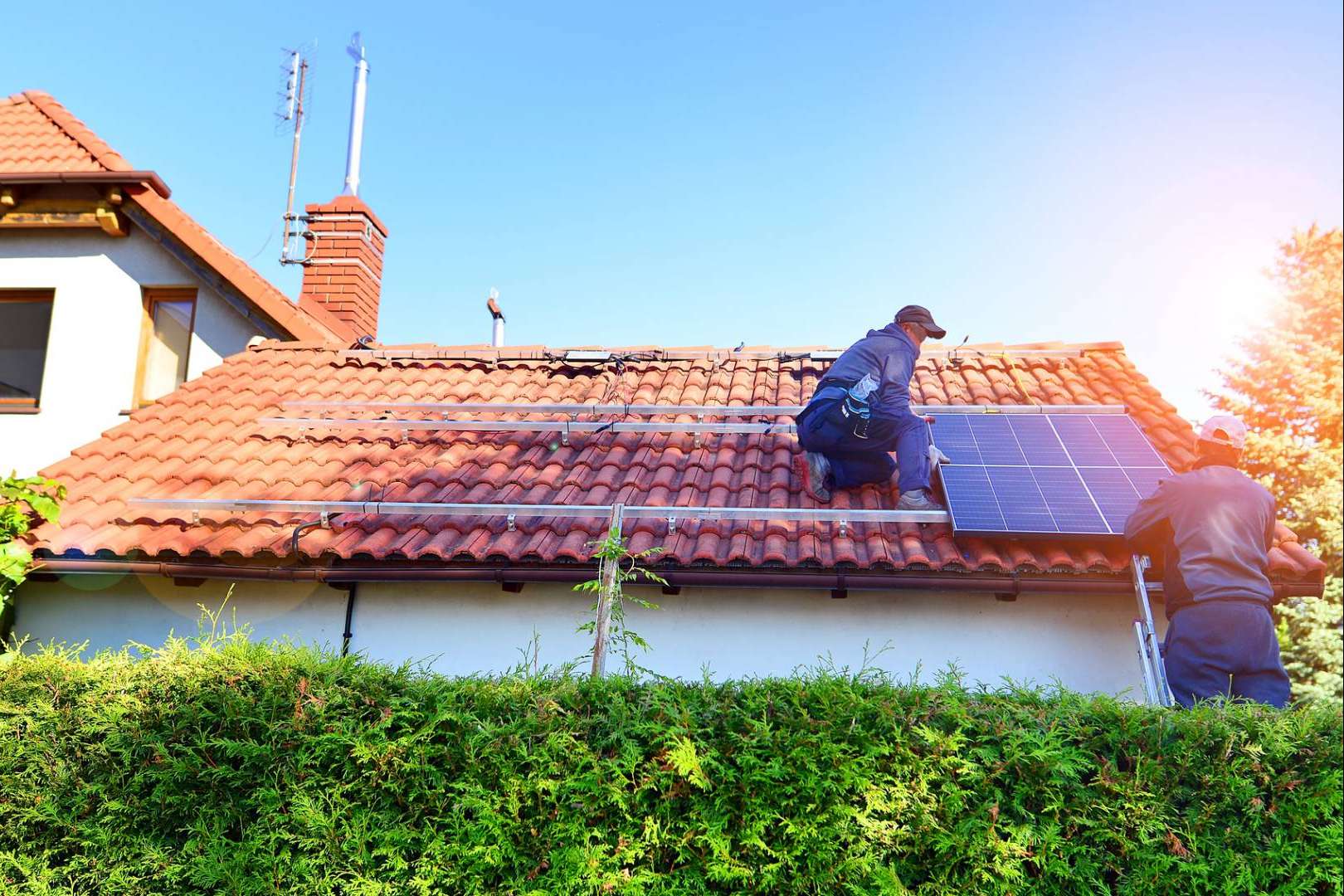 ¿Cuáles son los beneficios de instalar paneles solares?, por Vatios Verdes