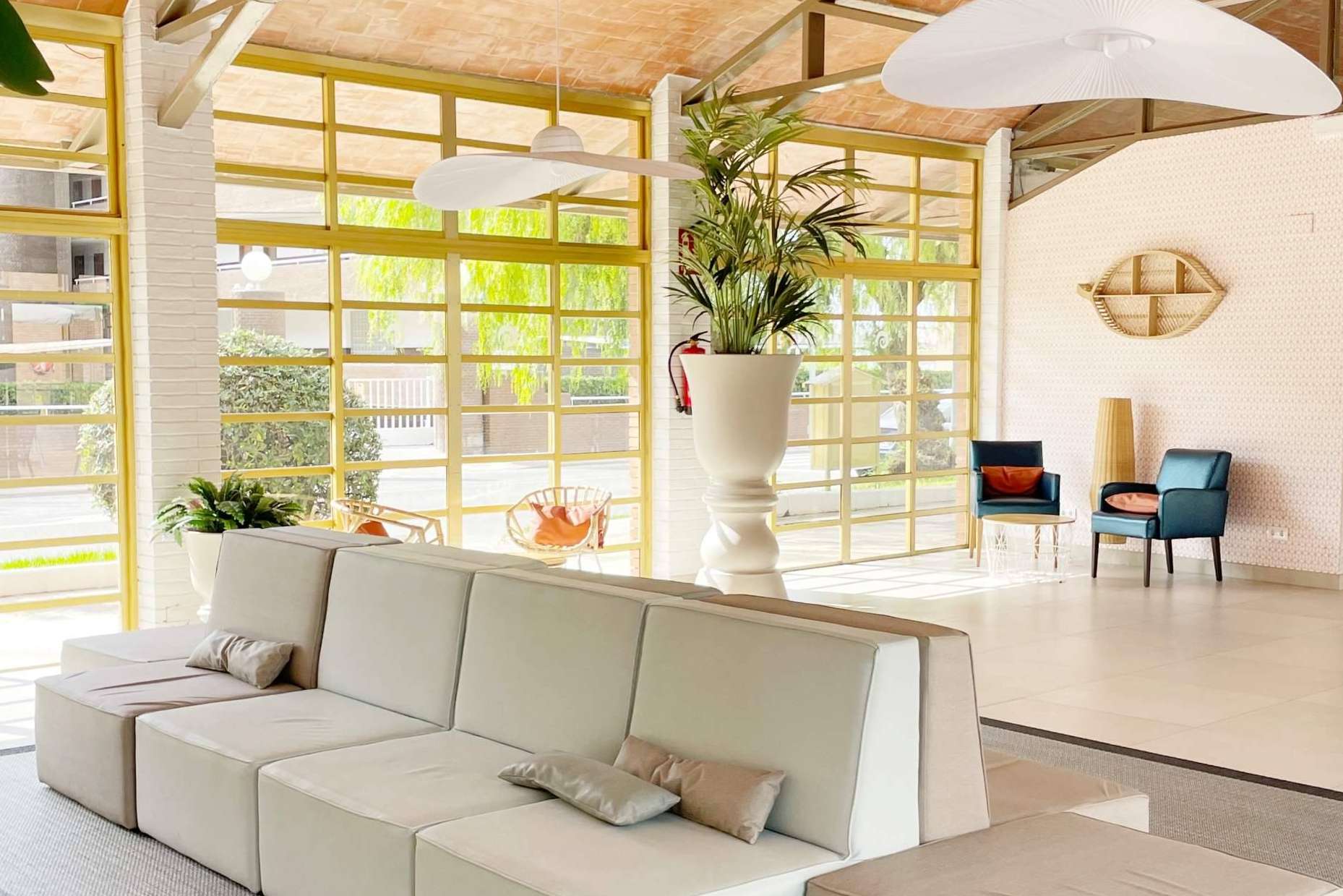 Apartmueble presenta su amplio catálogo de mobiliario para hostelería y restauración